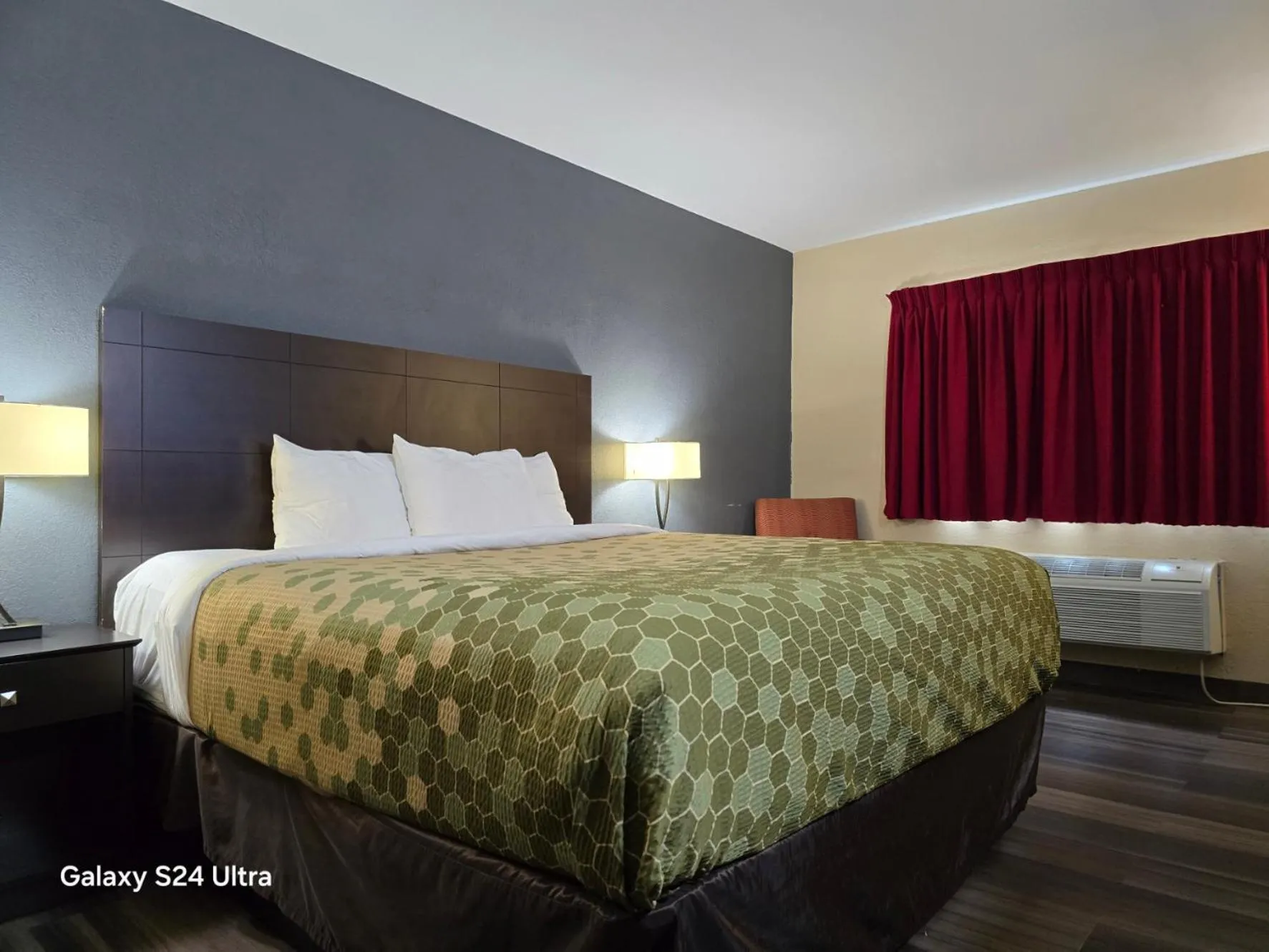 Bedroom, Bed in Econo Lodge Inn & Suites Mason City - Clear Lake