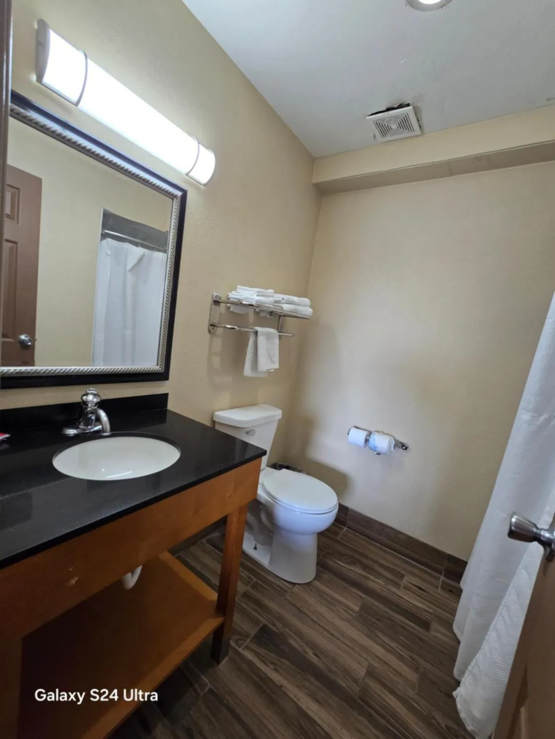 Shower in Econo Lodge Inn & Suites Mason City - Clear Lake