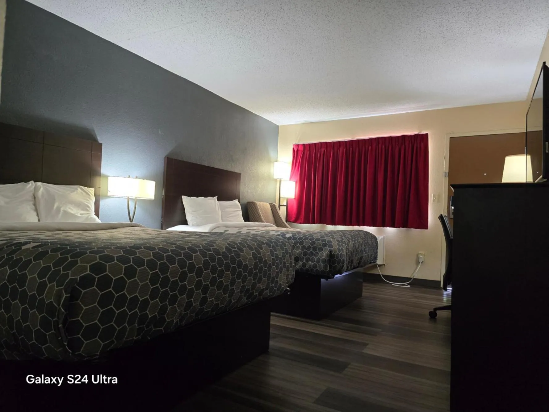 Photo of the whole room, Bed in Econo Lodge Inn & Suites Mason City - Clear Lake
