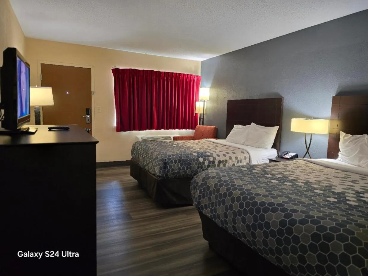 Photo of the whole room, Bed in Econo Lodge Inn & Suites Mason City - Clear Lake