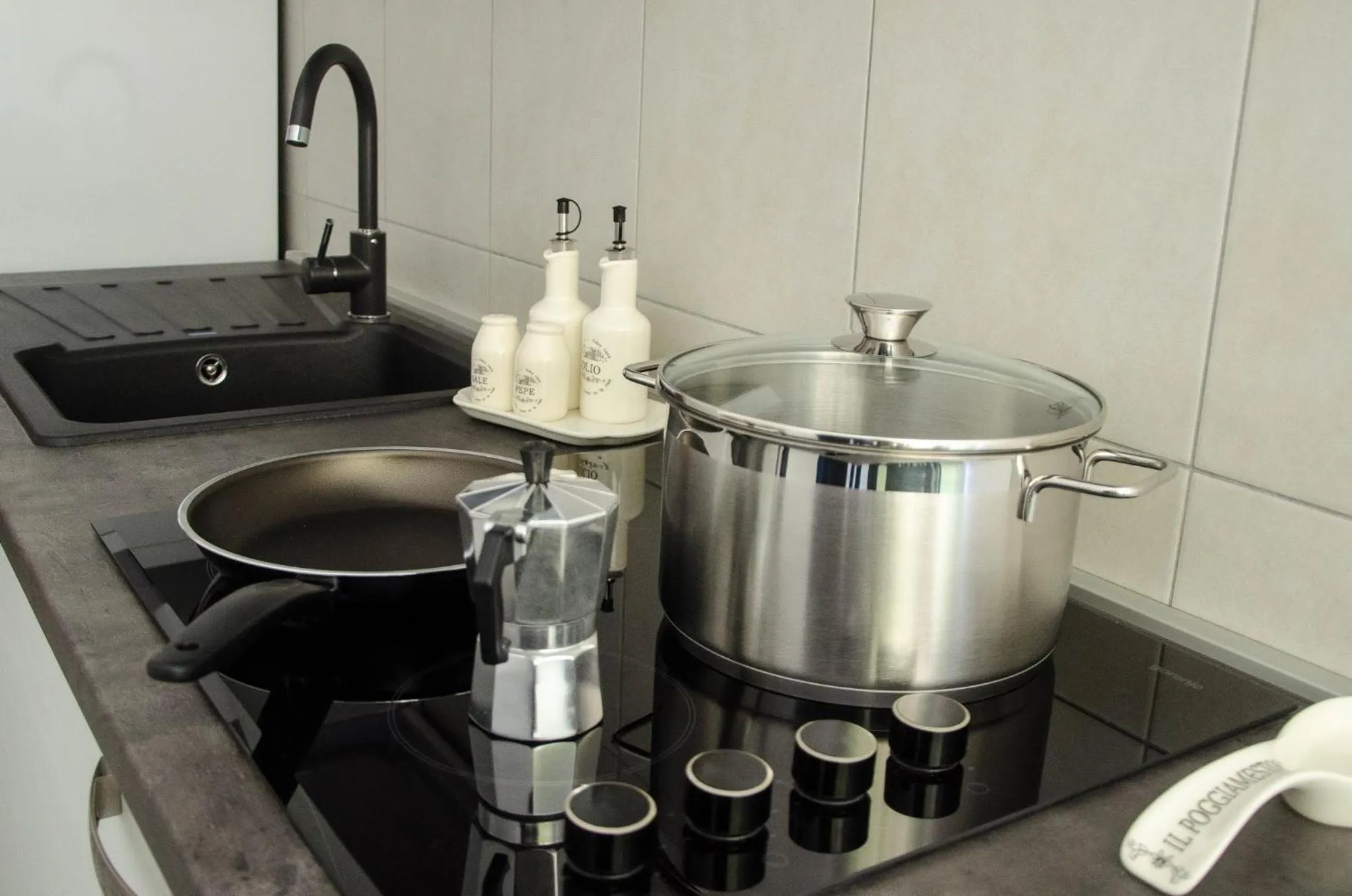 Communal kitchen in San Martino Rooms