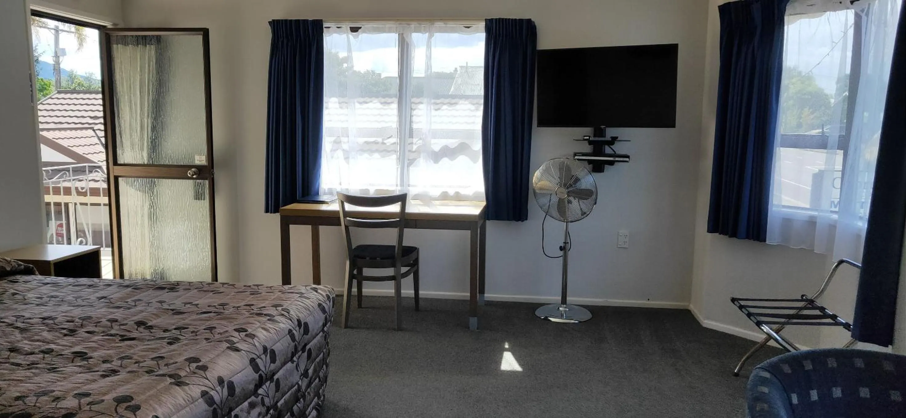 Kitchen or kitchenette, Bed in Cypress Court Motel