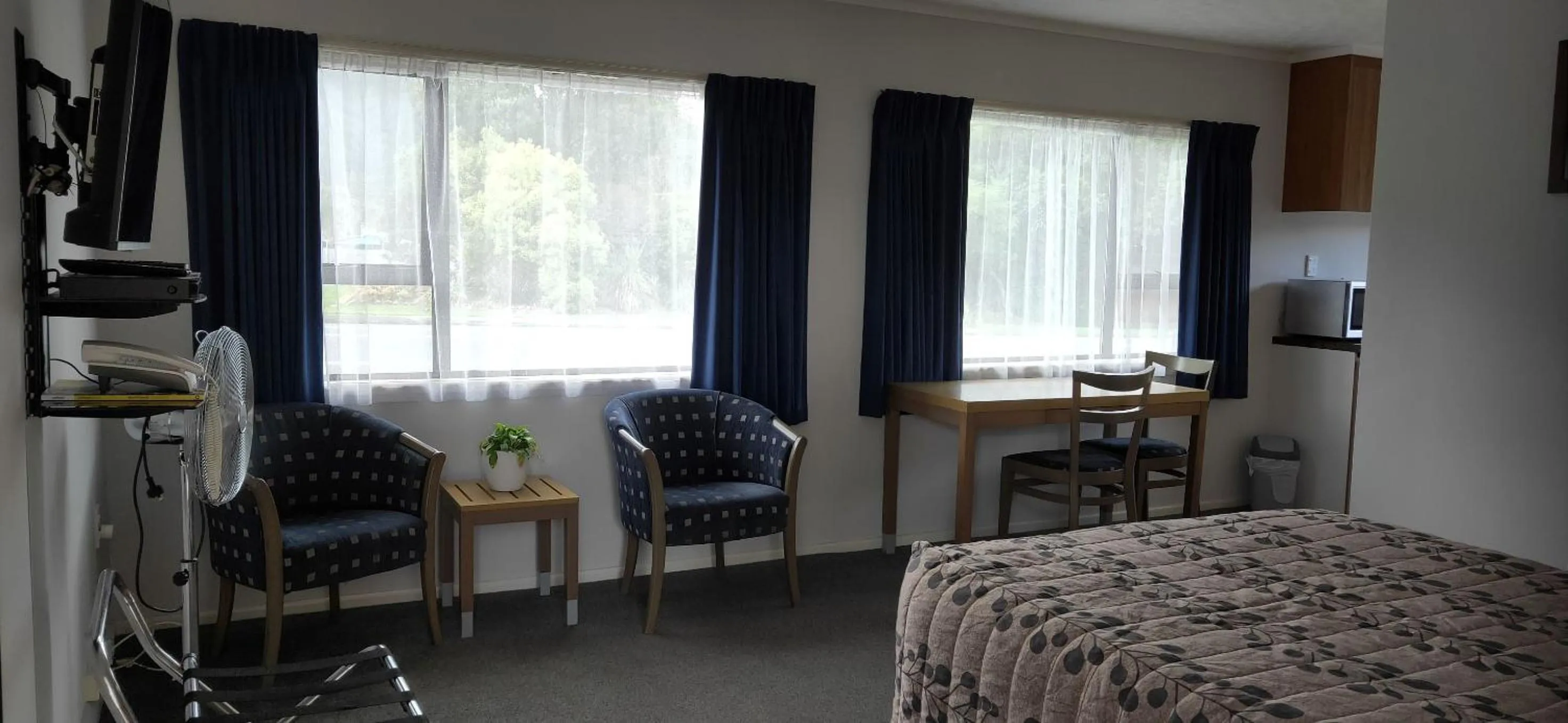 TV and multimedia, Bed in Cypress Court Motel