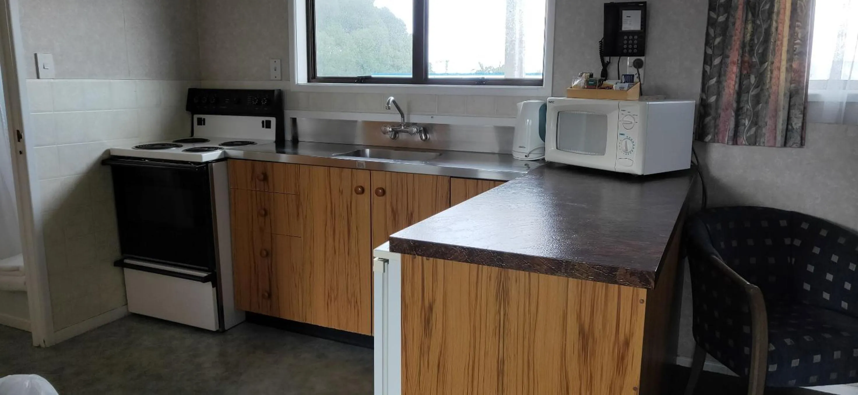 Kitchen or kitchenette in Cypress Court Motel