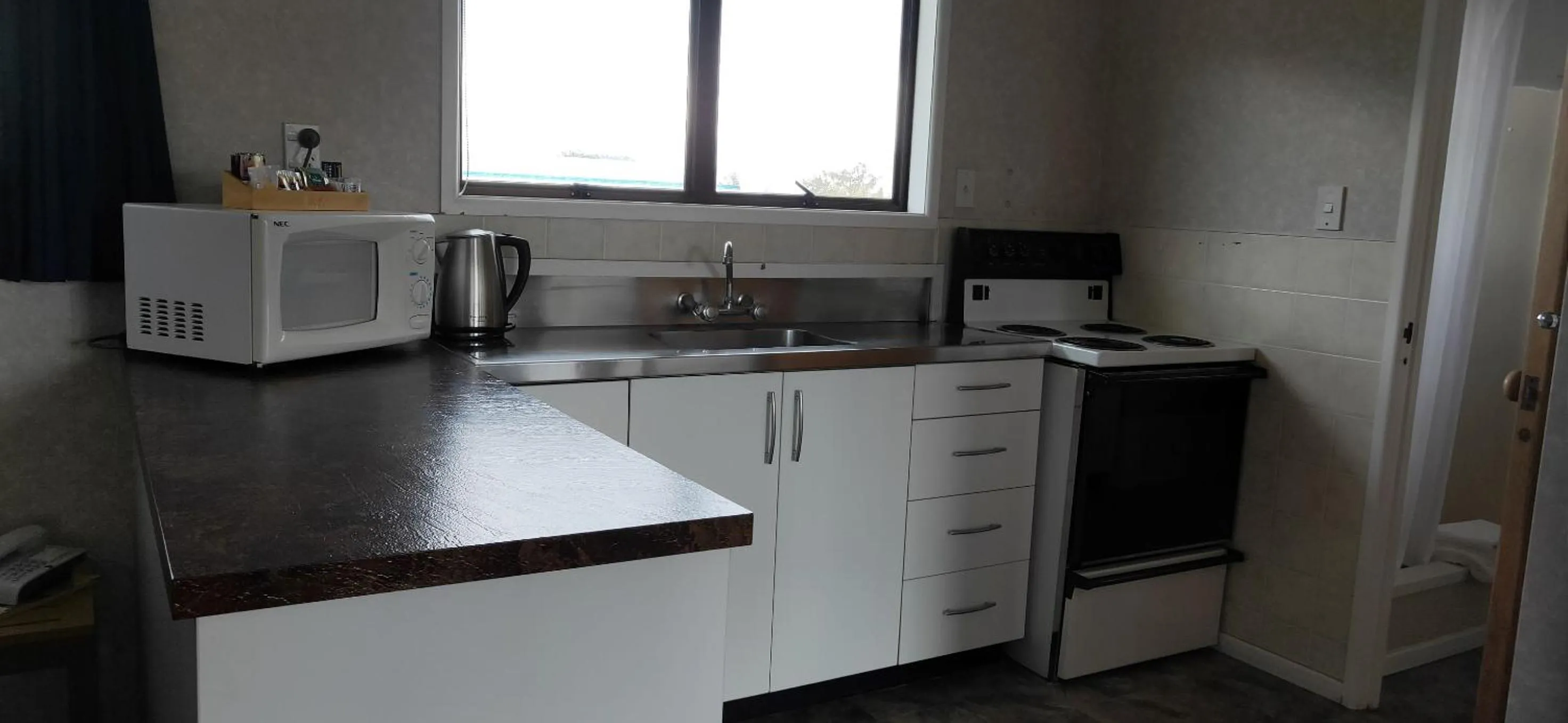 Kitchen or kitchenette in Cypress Court Motel