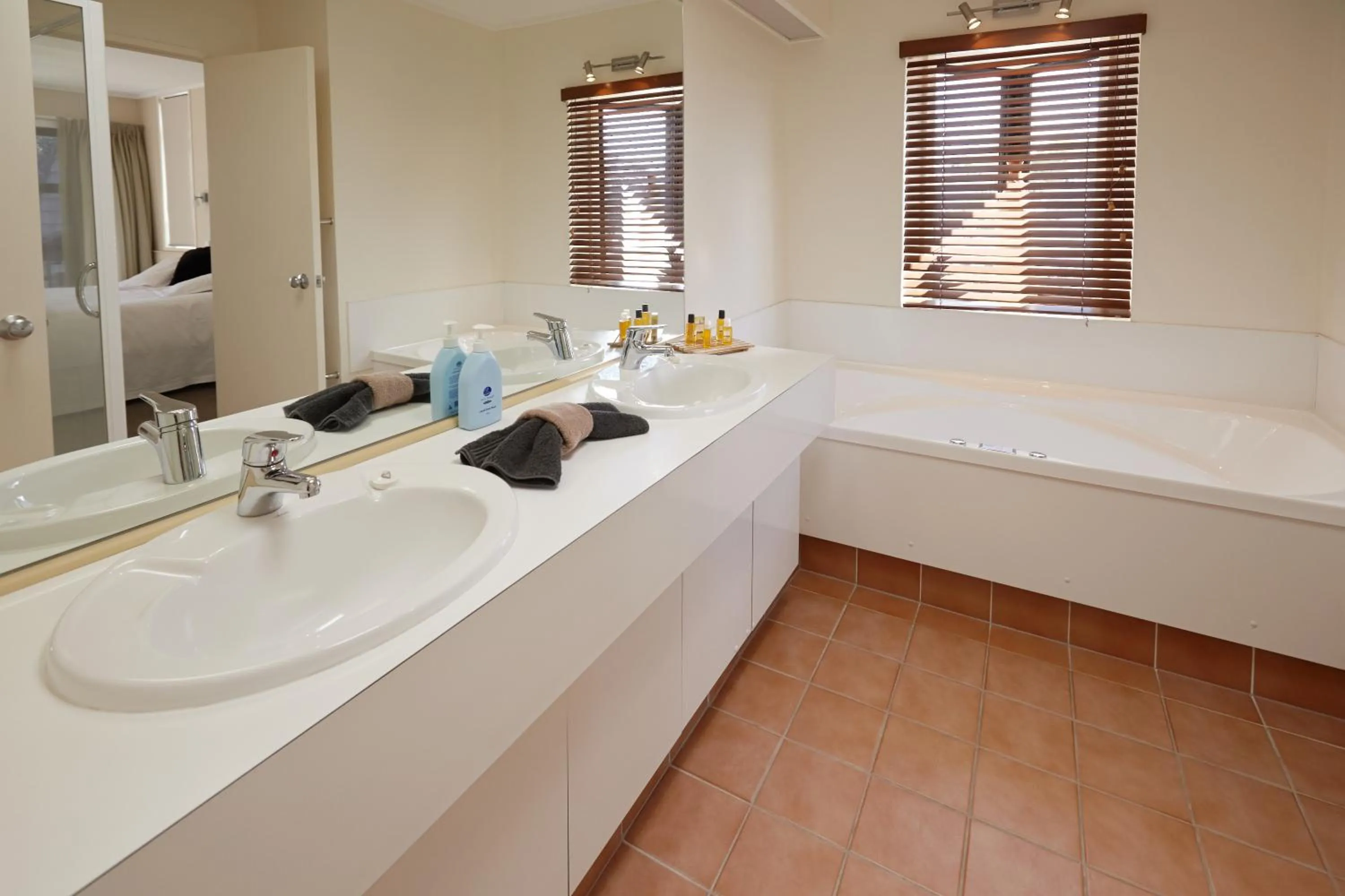 Bathroom, Bed in Pioneer Waterfront Apartments