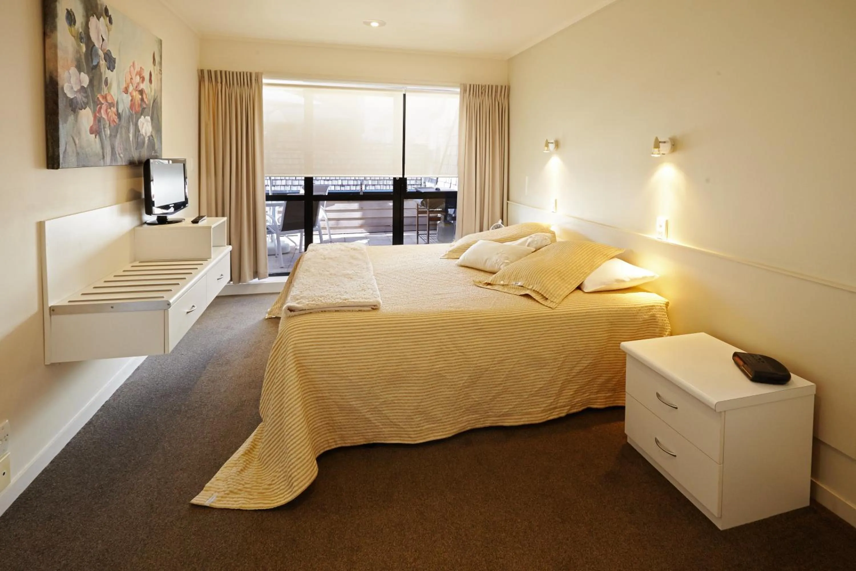 Balcony/Terrace, Bed in Pioneer Waterfront Apartments