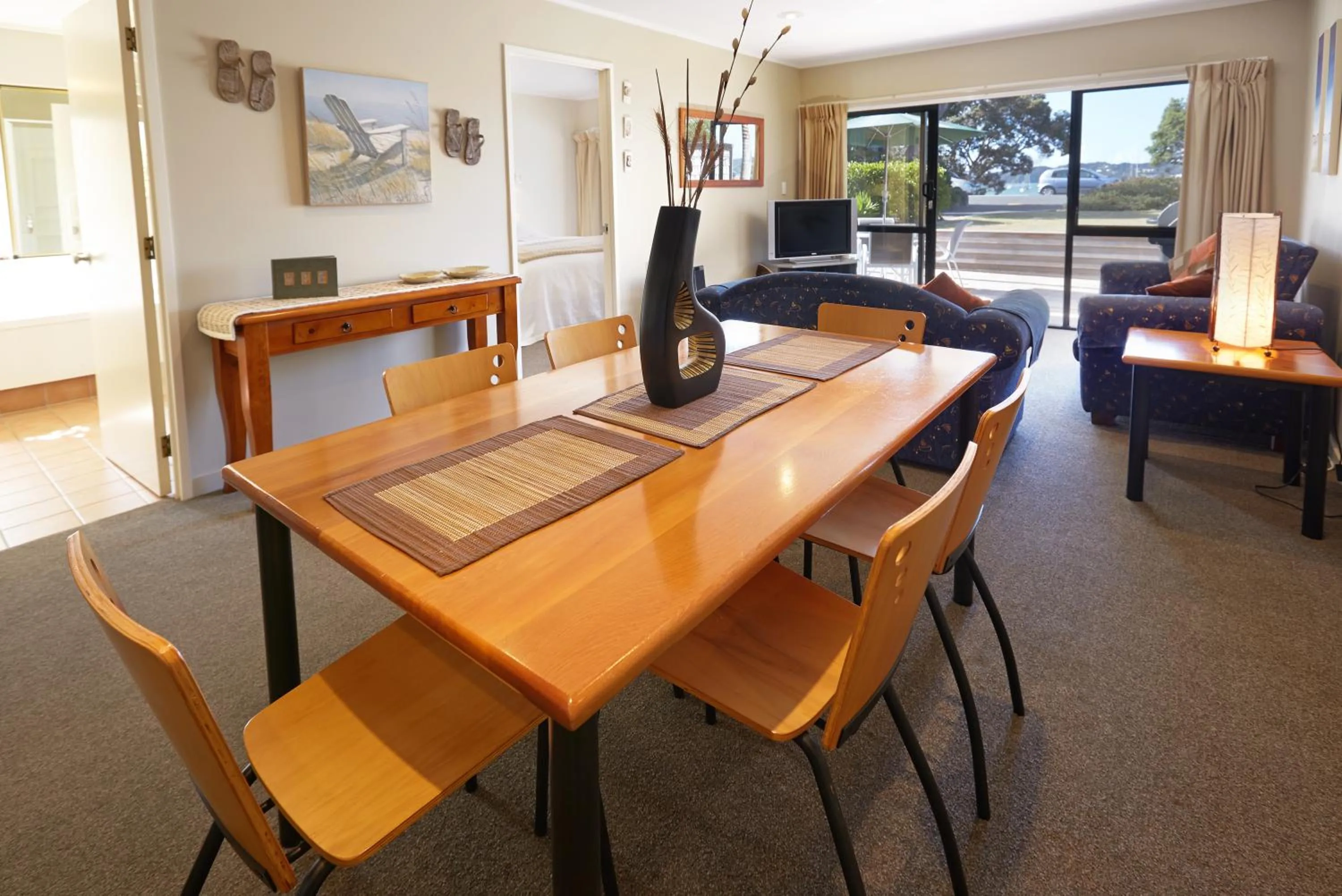 Dining area in Pioneer Waterfront Apartments