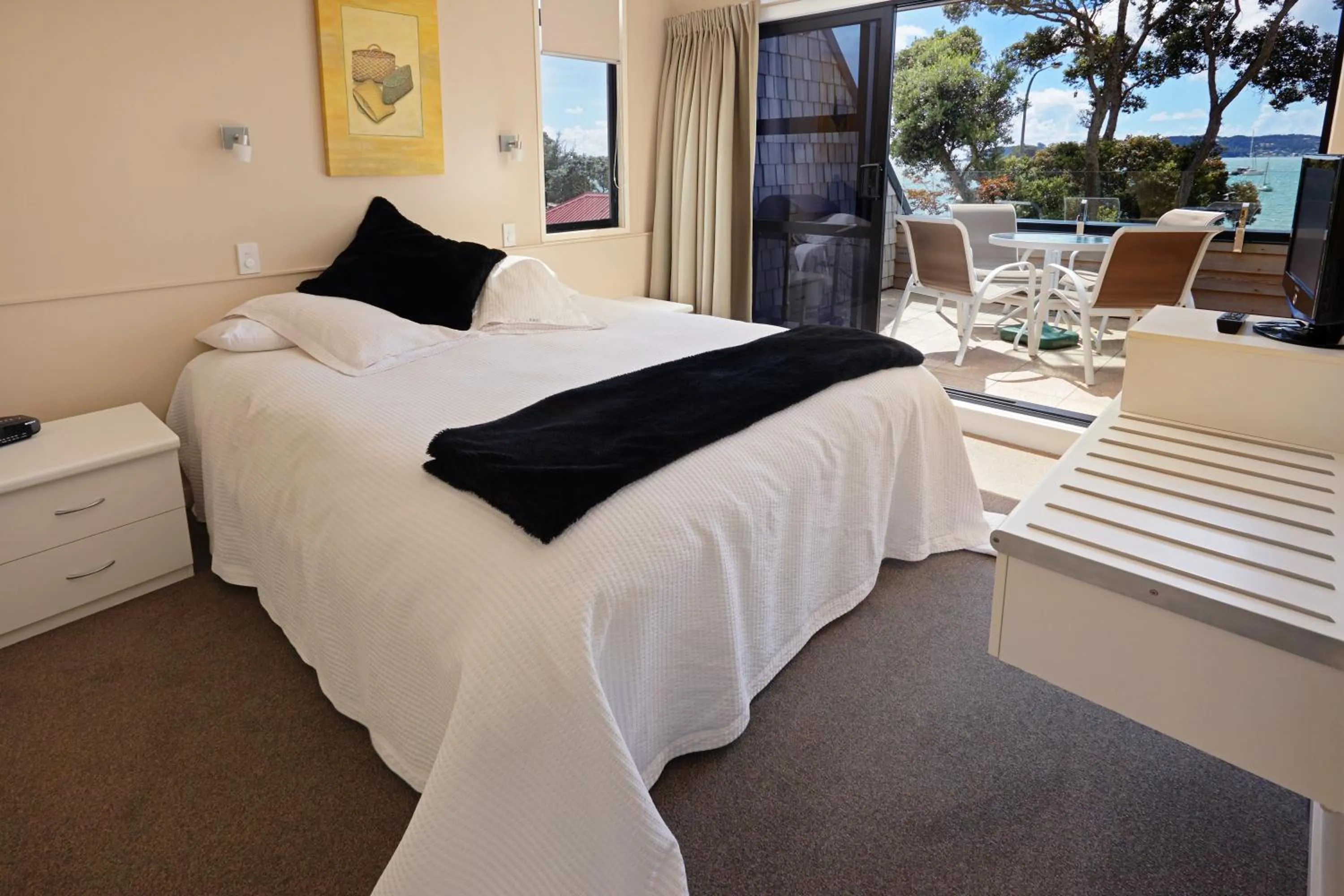 Balcony/Terrace, Bed in Pioneer Waterfront Apartments