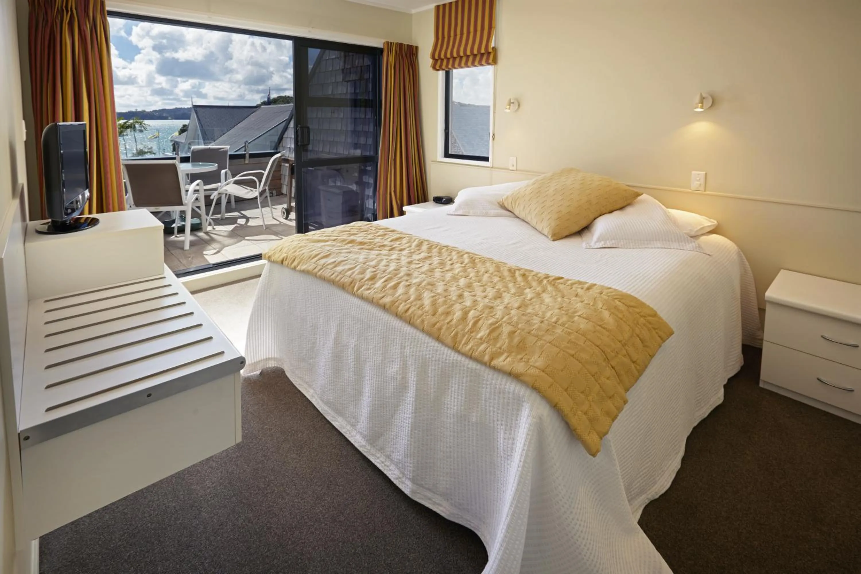 Balcony/Terrace, Bed in Pioneer Waterfront Apartments