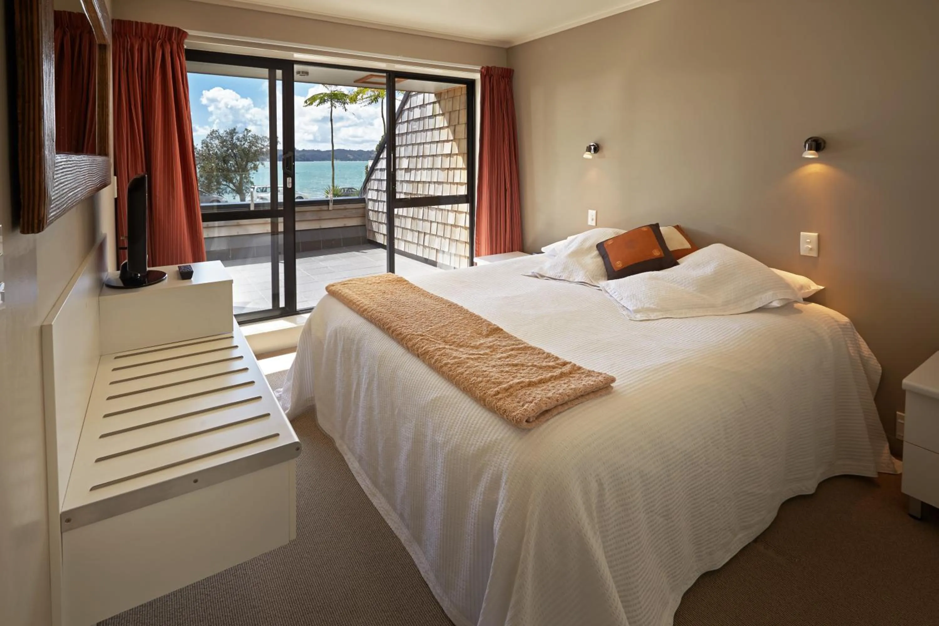 View (from property/room), Bed in Pioneer Waterfront Apartments