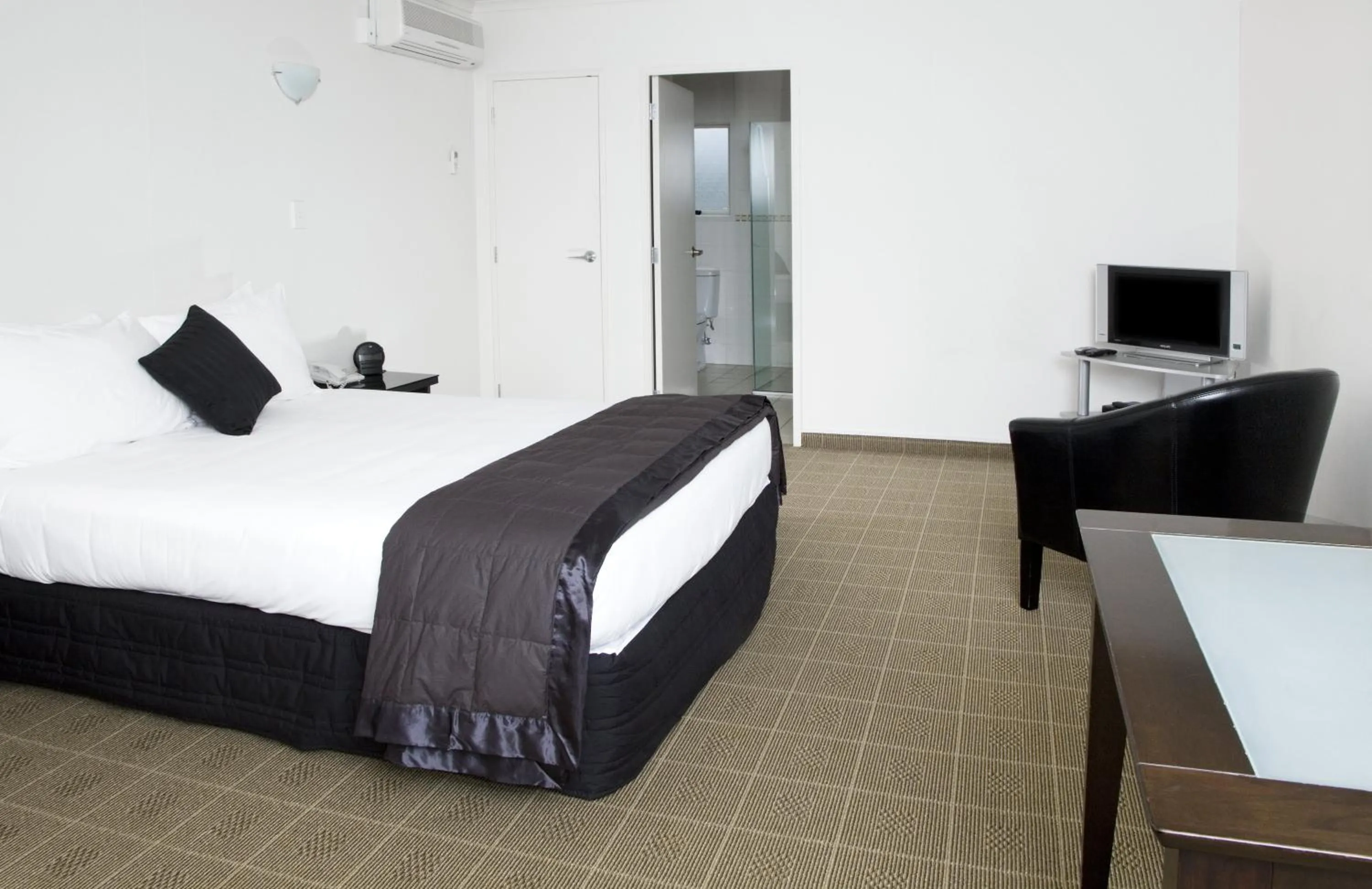 Bed in Hygate Motor Lodge