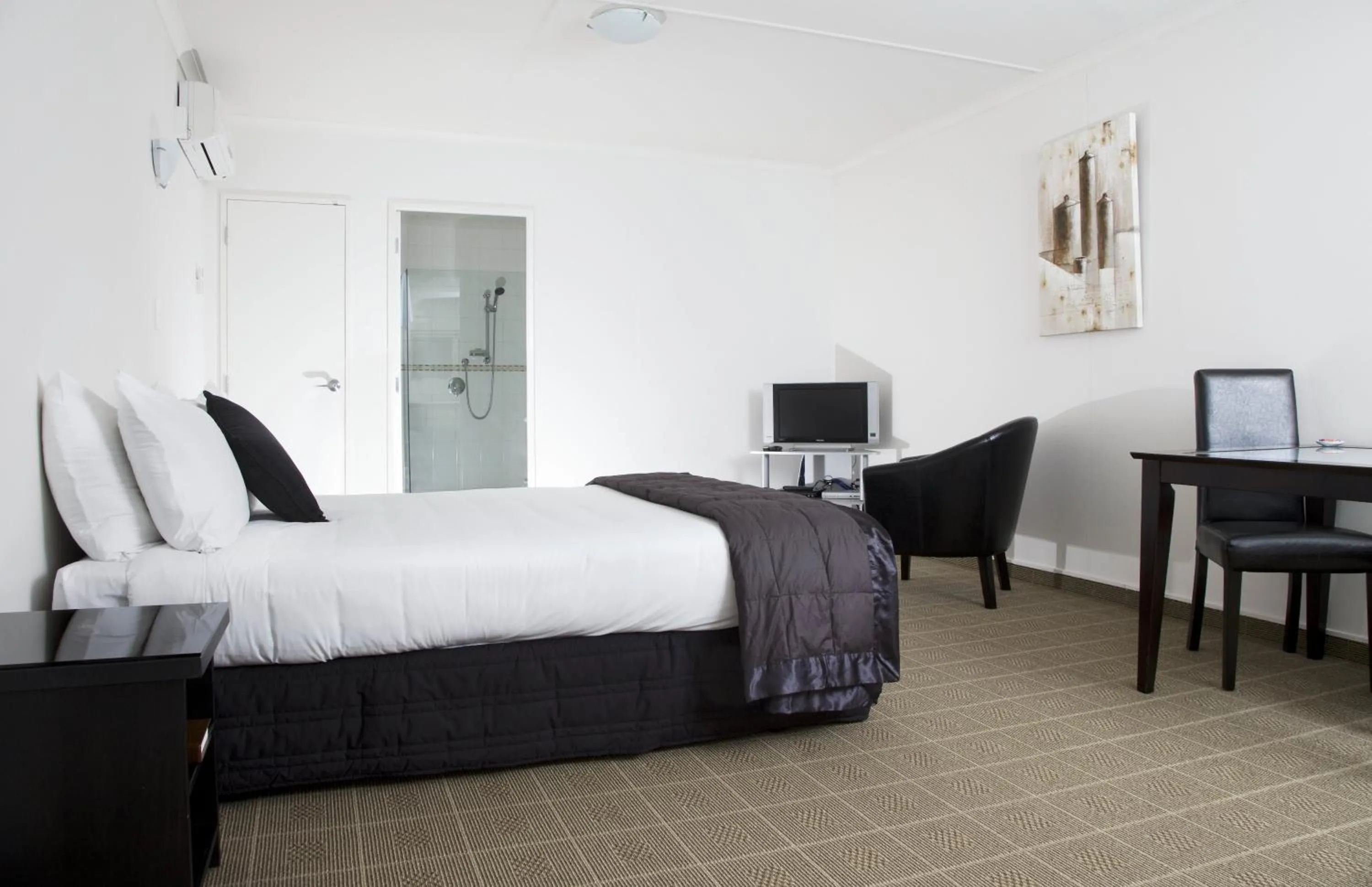 Photo of the whole room, Bed in Hygate Motor Lodge