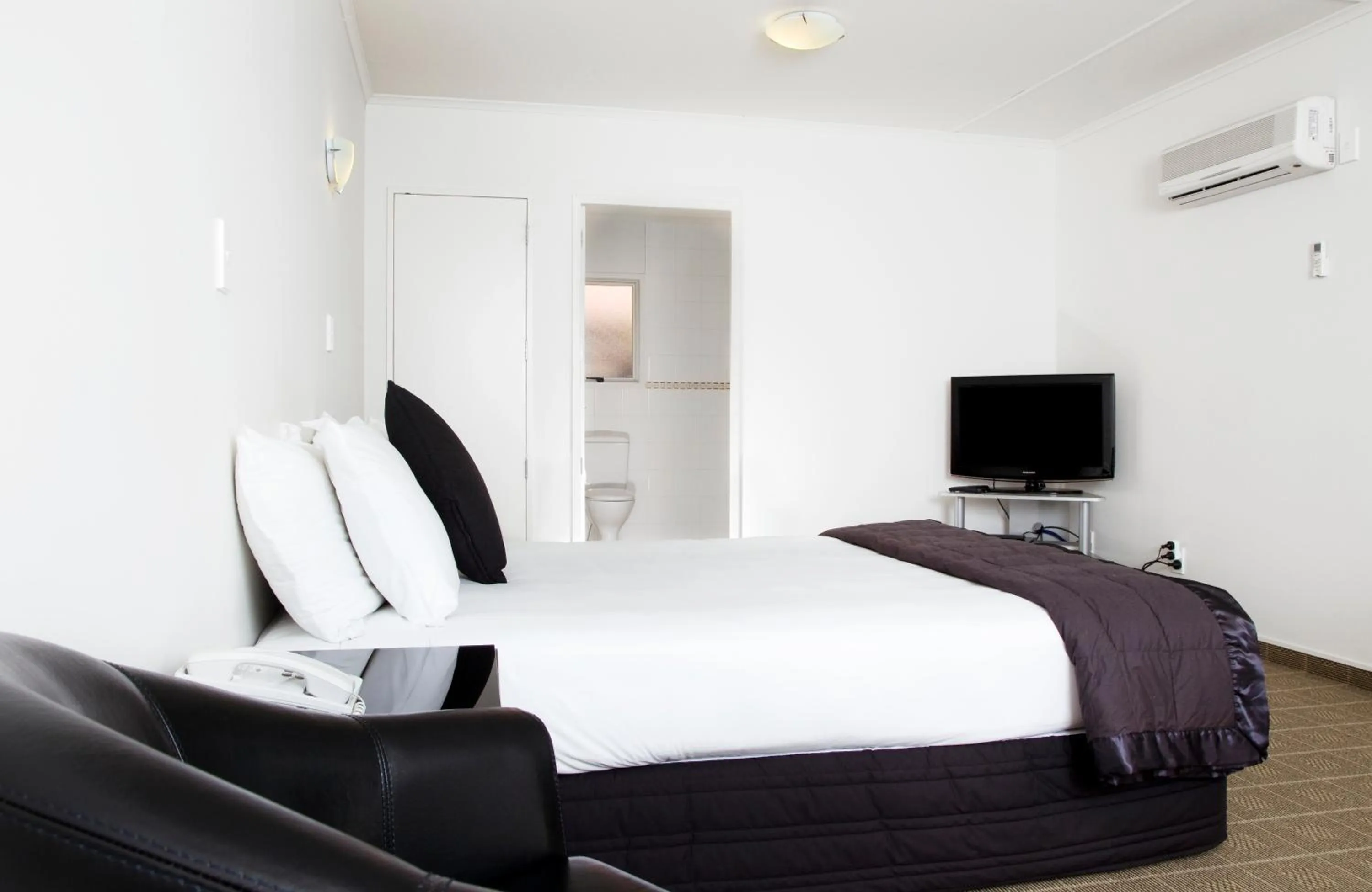 Bed in Hygate Motor Lodge