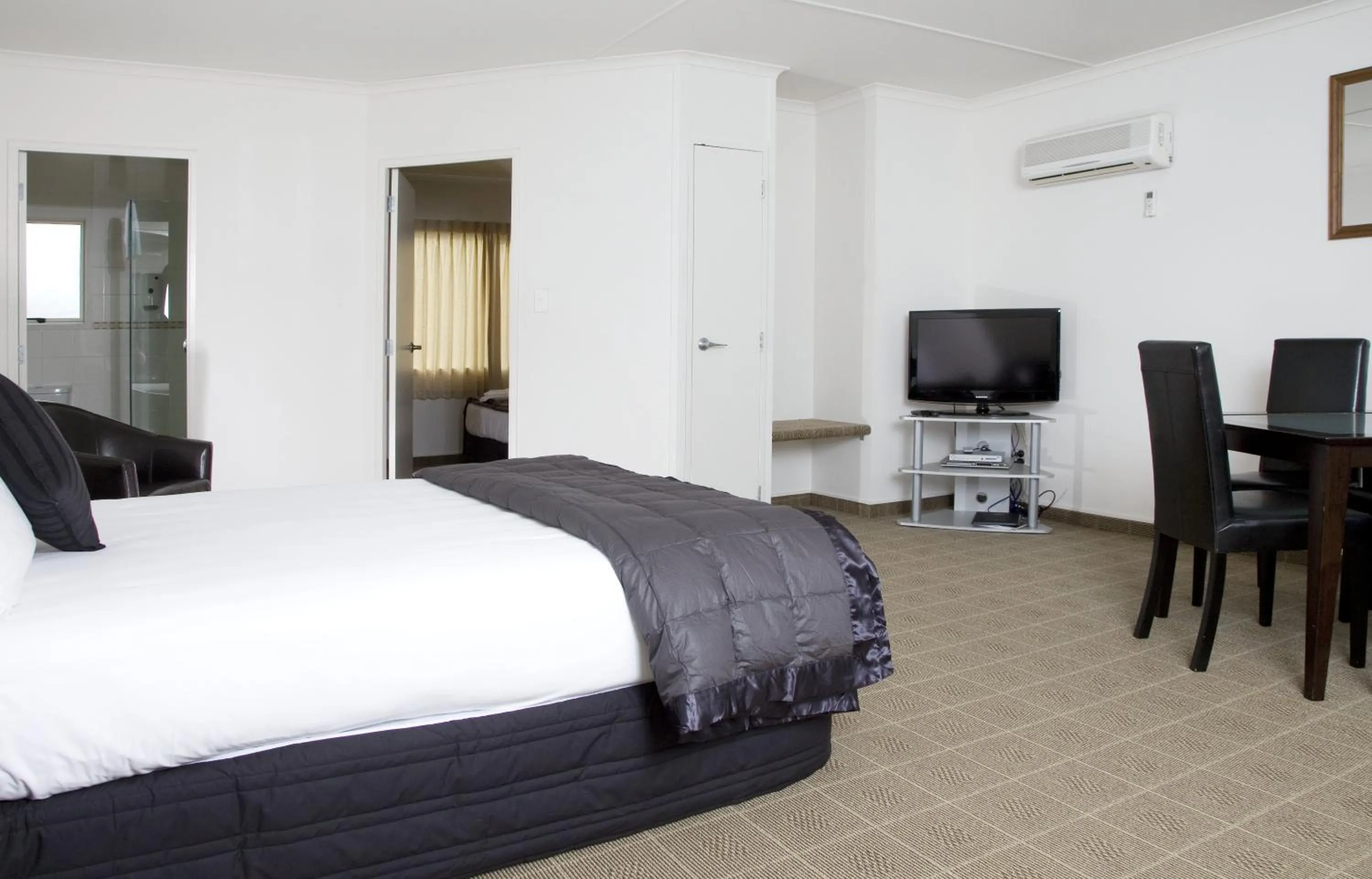 Photo of the whole room, Bed in Hygate Motor Lodge