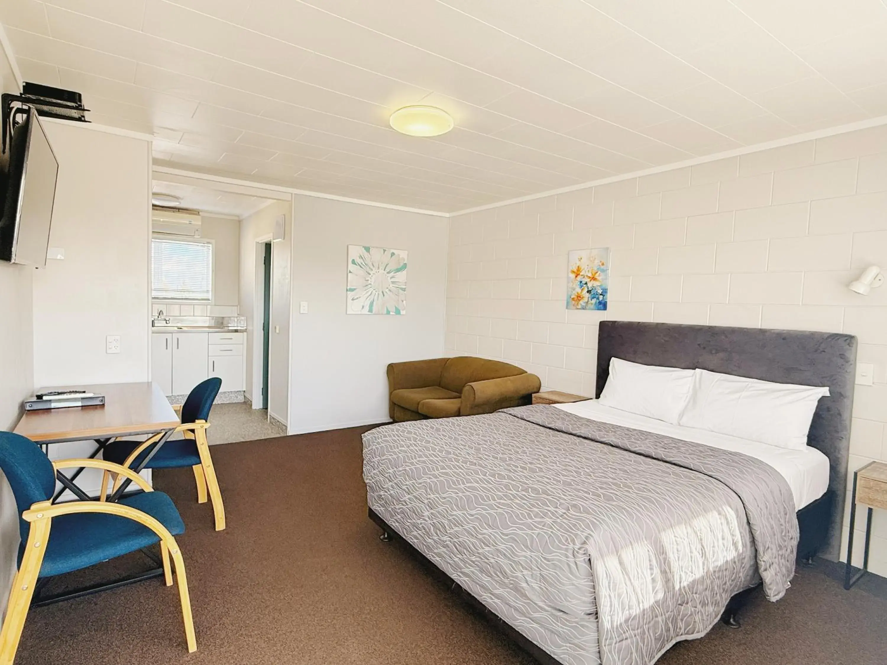 Deluxe Queen Studio in Continental Motel Deluxe Queen Studio in Continental Motel