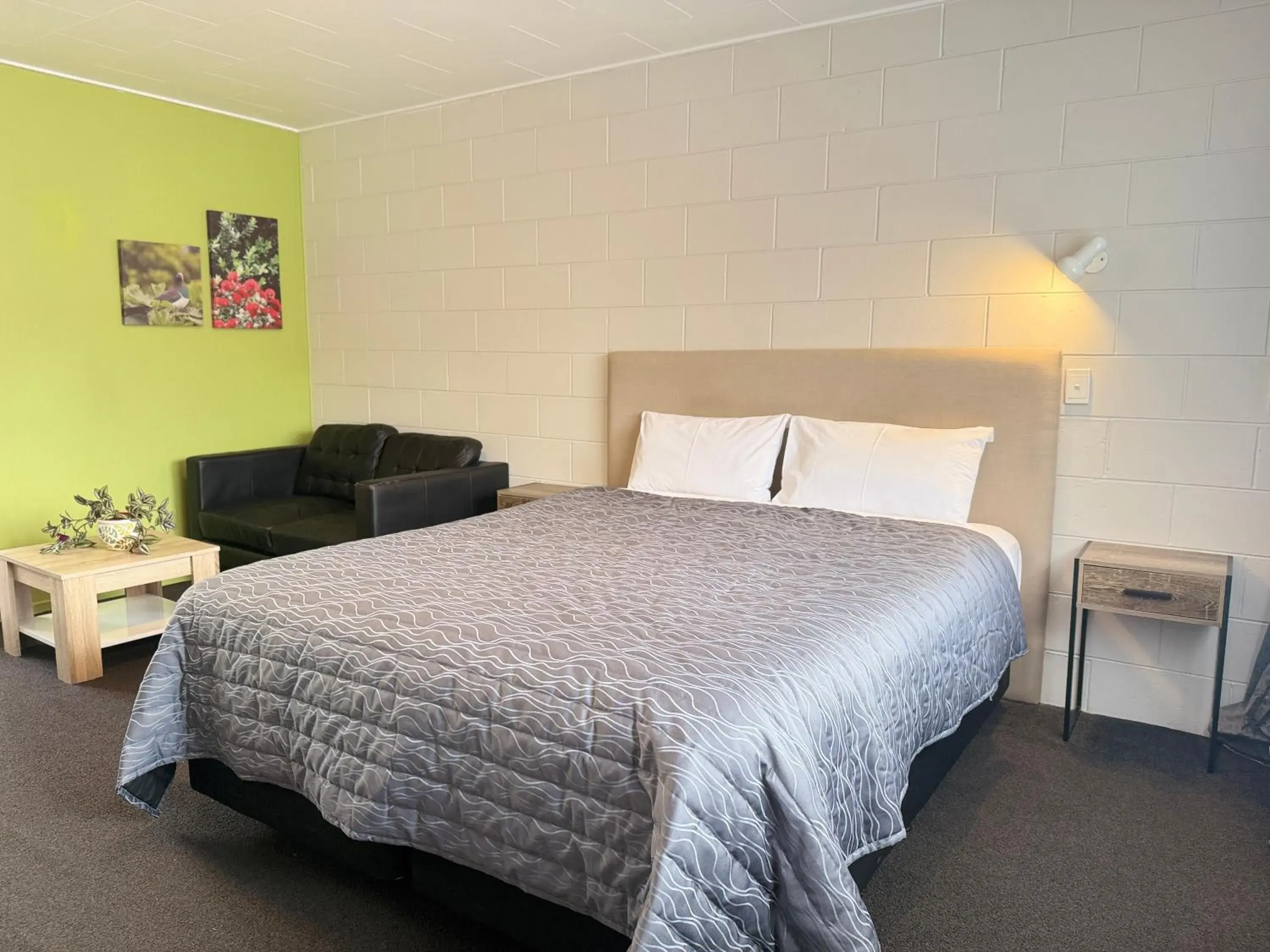 Upstairs Queen Studio in Continental Motel Upstairs Queen Studio in Continental Motel