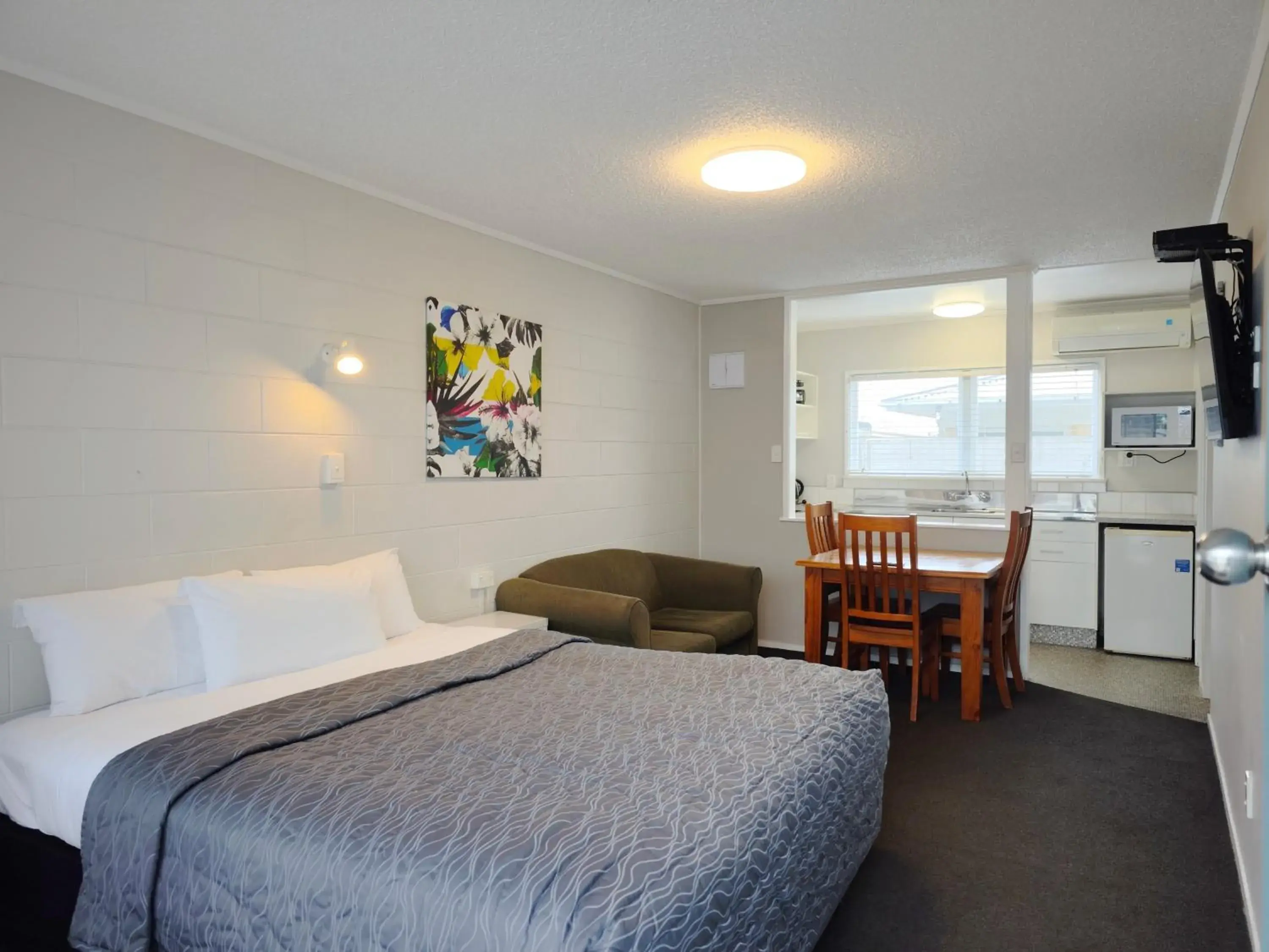 Downstairs One Bedroom Unit in Continental Motel Downstairs One Bedroom Unit in Continental Motel