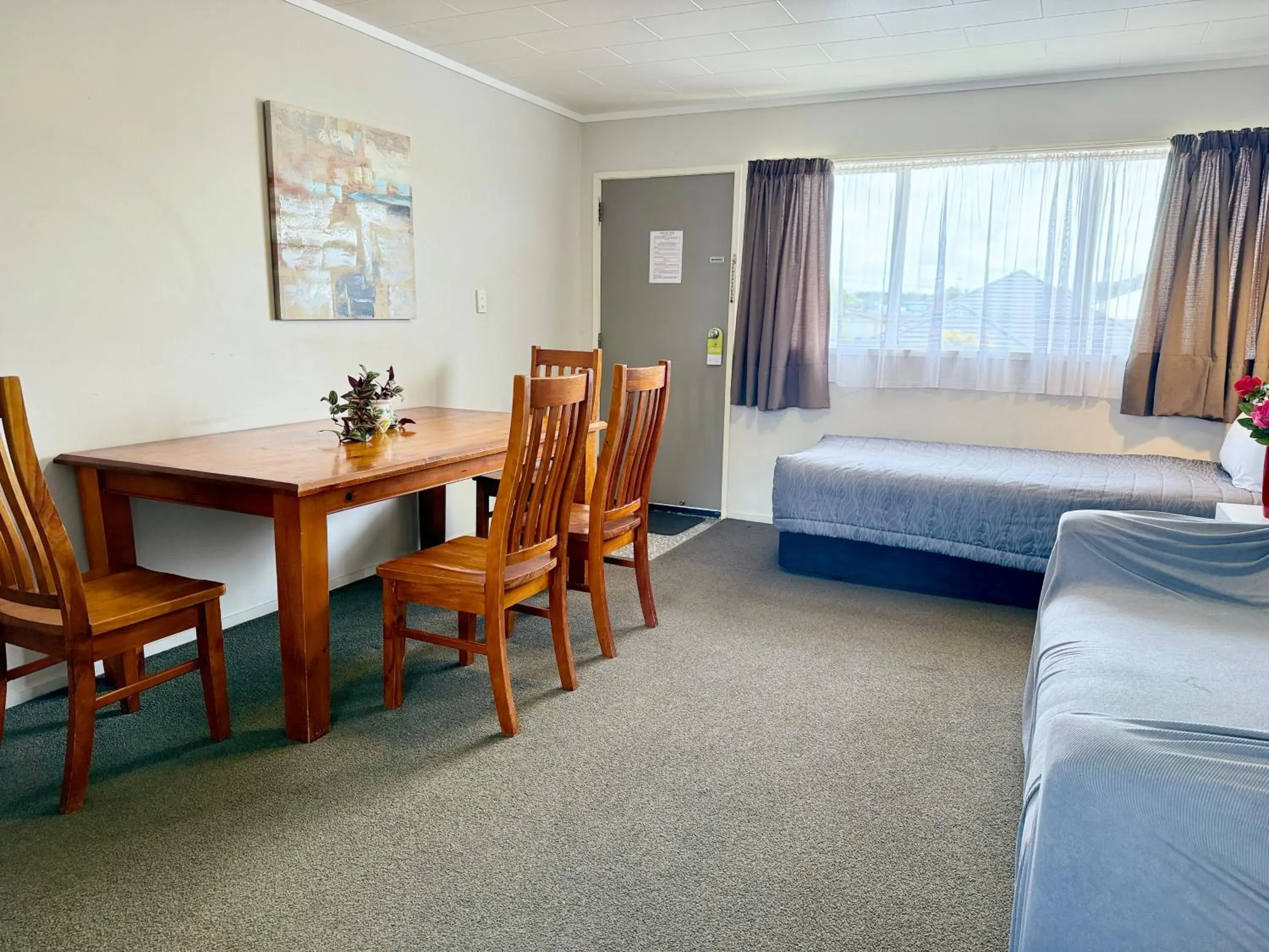 Upstairs Two Bedroom Unit in Continental Motel Upstairs Two Bedroom Unit in Continental Motel