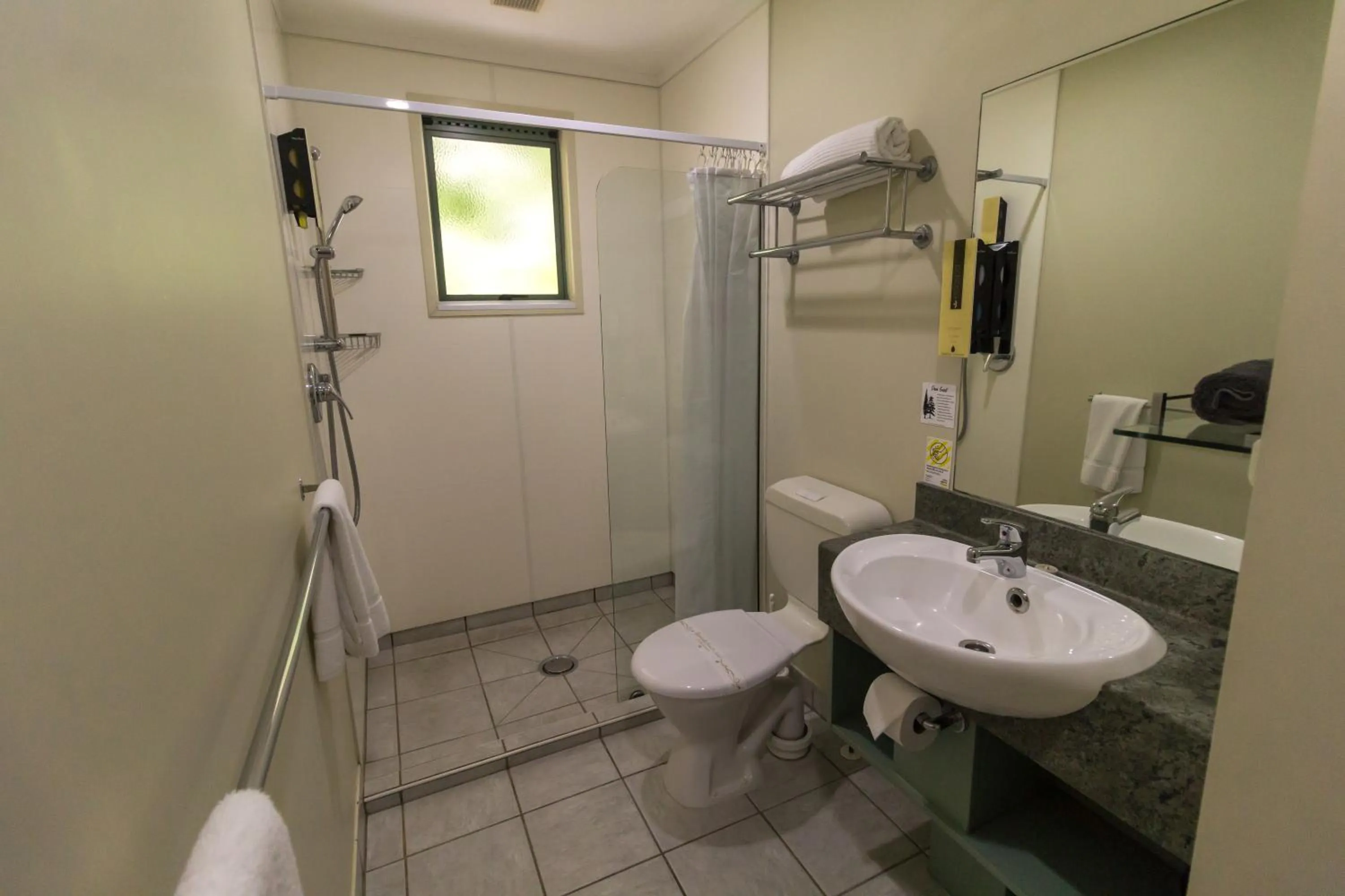 Bathroom in Bay of Islands Gateway Motel & Apartments