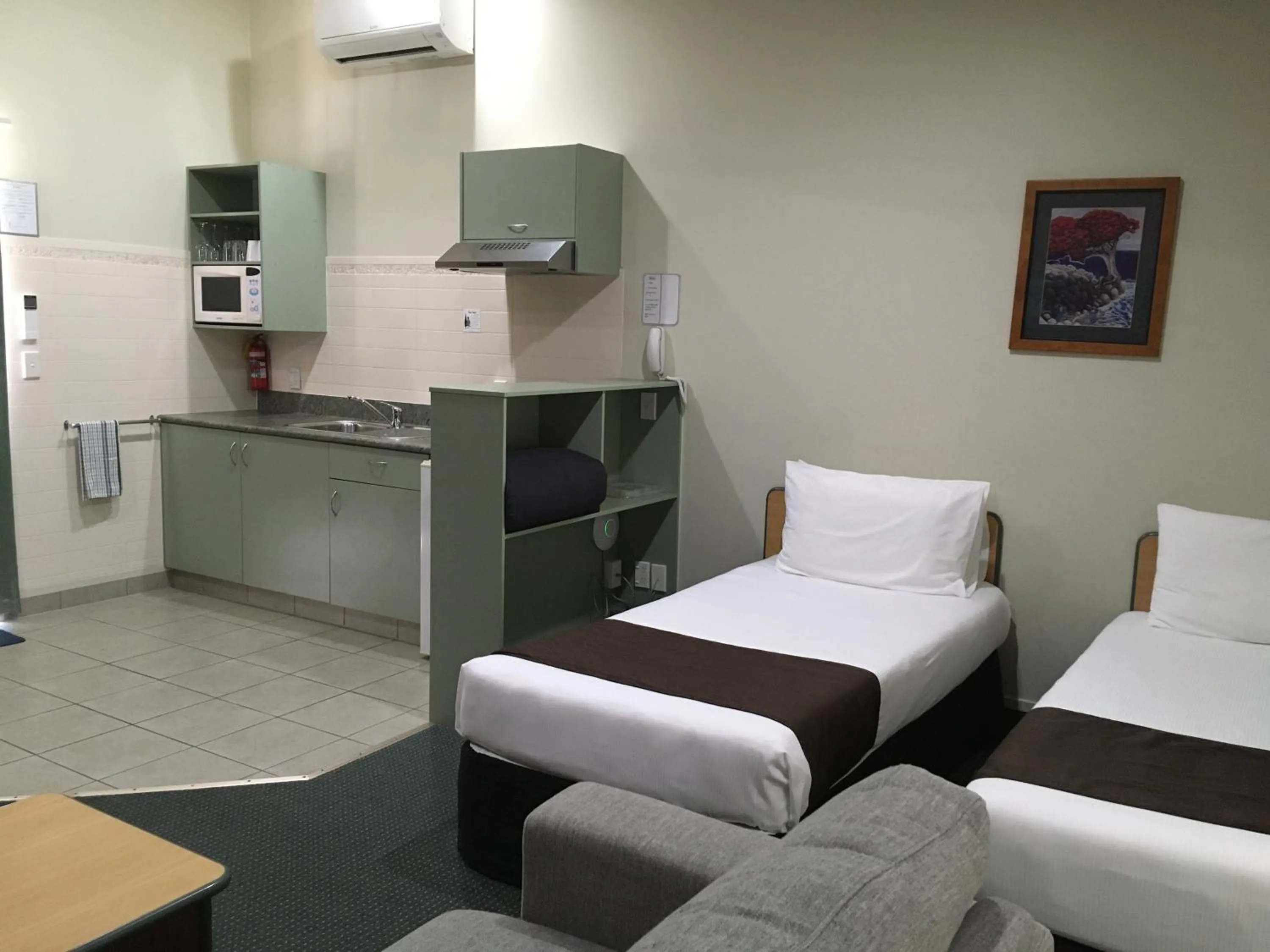 Kitchen or kitchenette in Bay of Islands Gateway Motel & Apartments