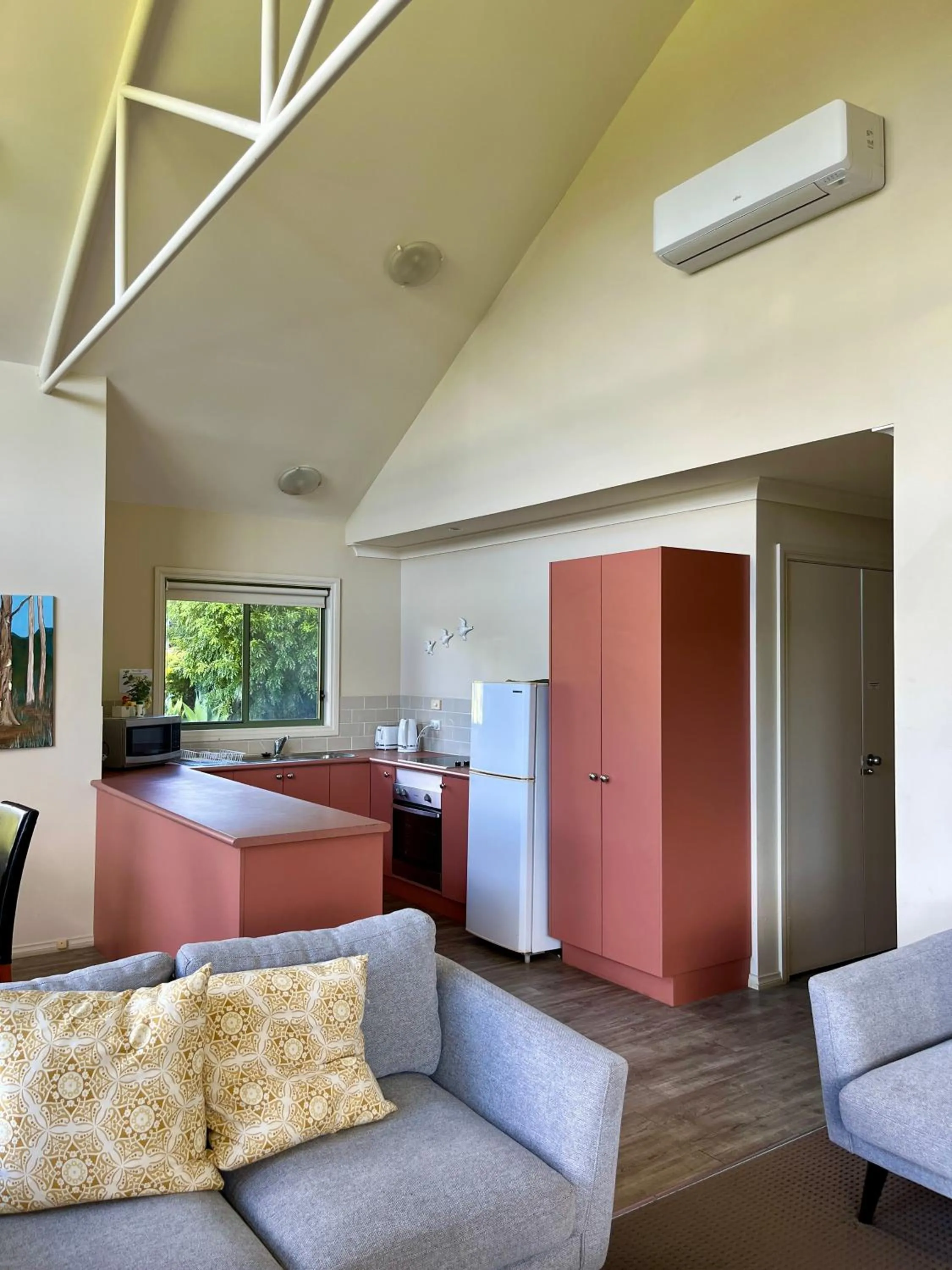 Kitchen or kitchenette, Bed in Kangaroo Valley Golf and Country Retreat