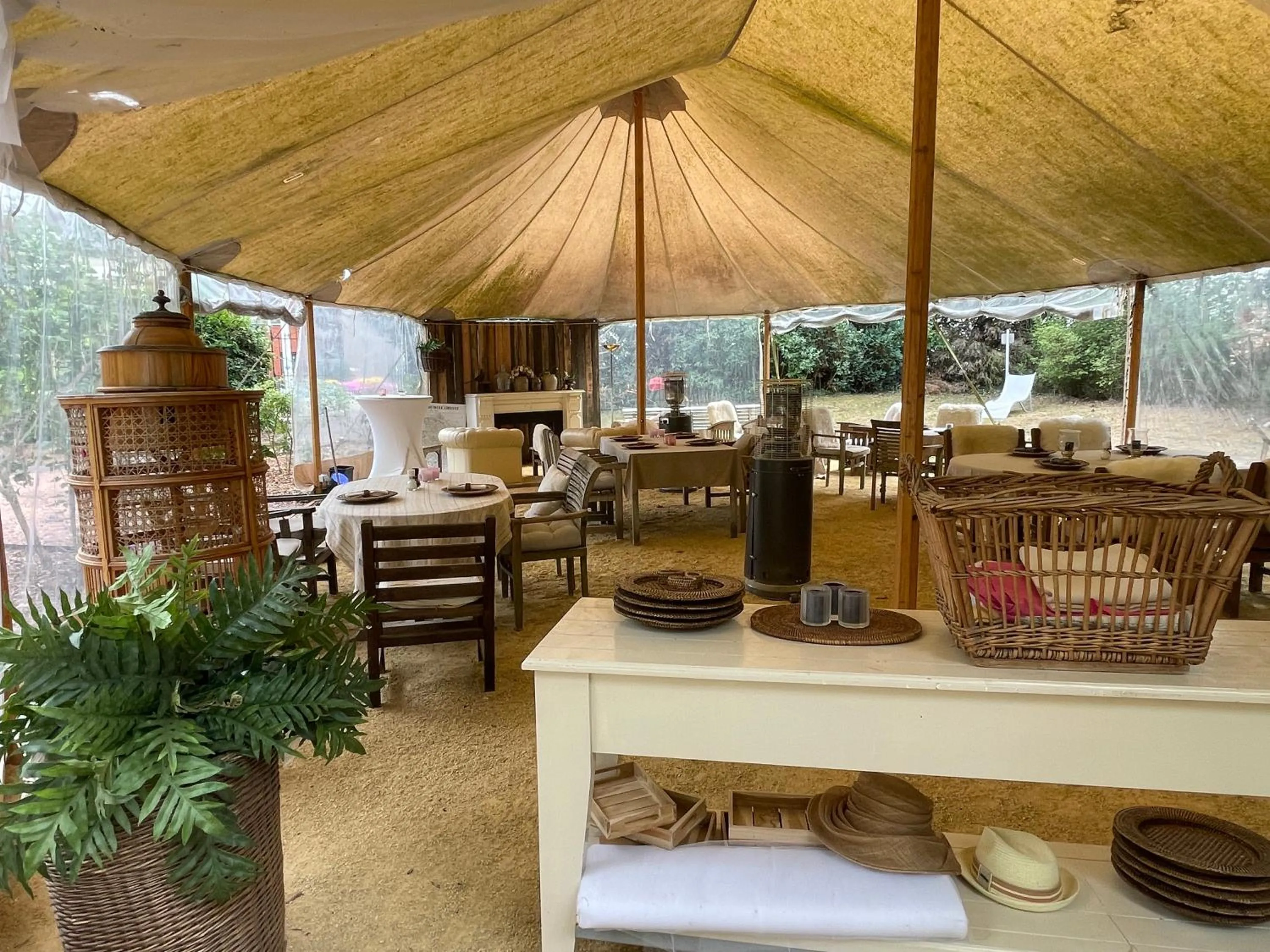 Restaurant/places to eat in Maison Stout