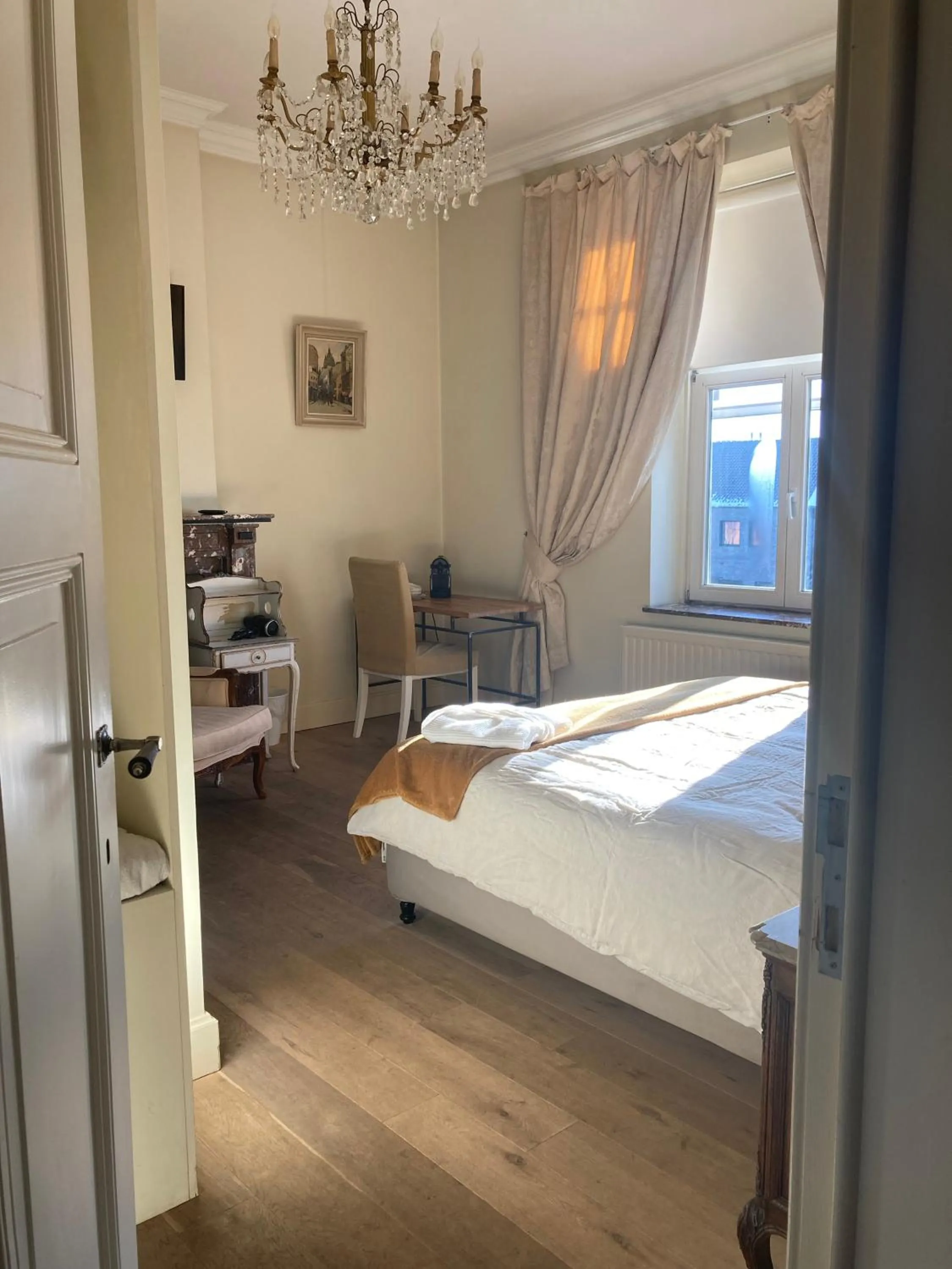 Photo of the whole room in Maison Stout