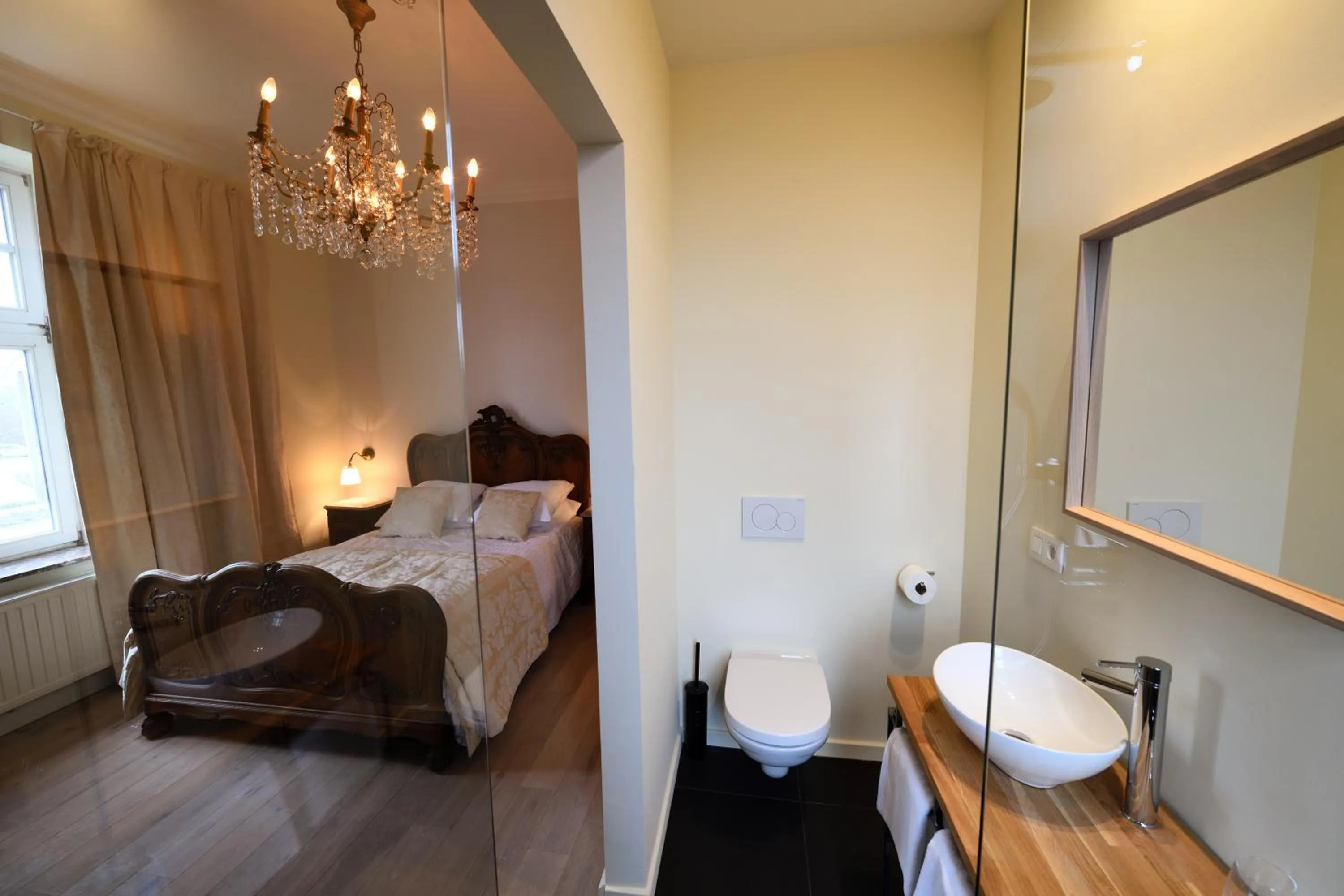 Photo of the whole room in Maison Stout