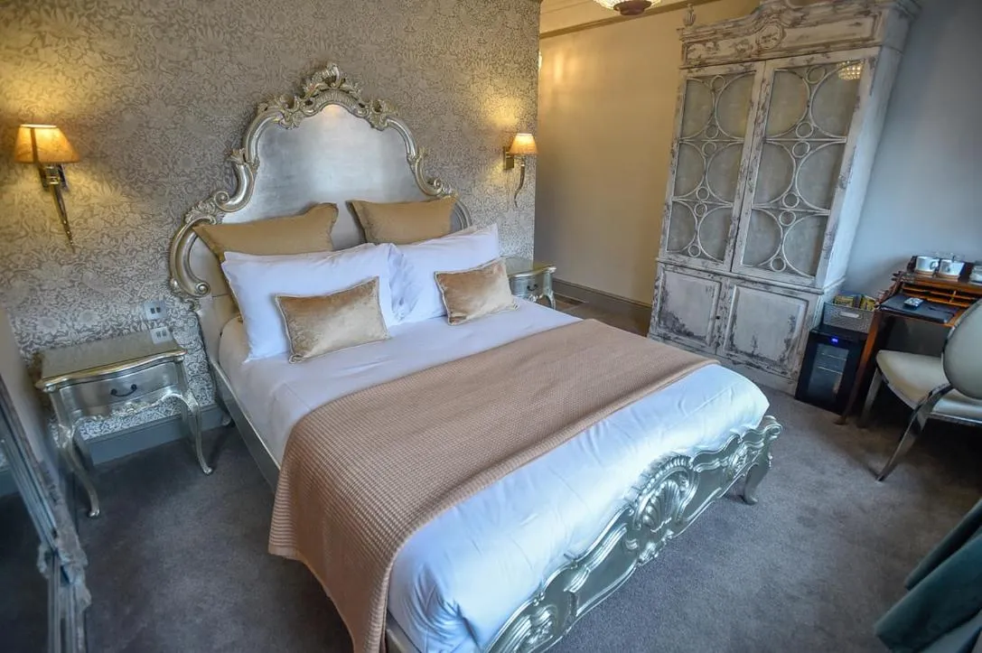 Bedroom, Bed in the kingsbury 7even 8ight