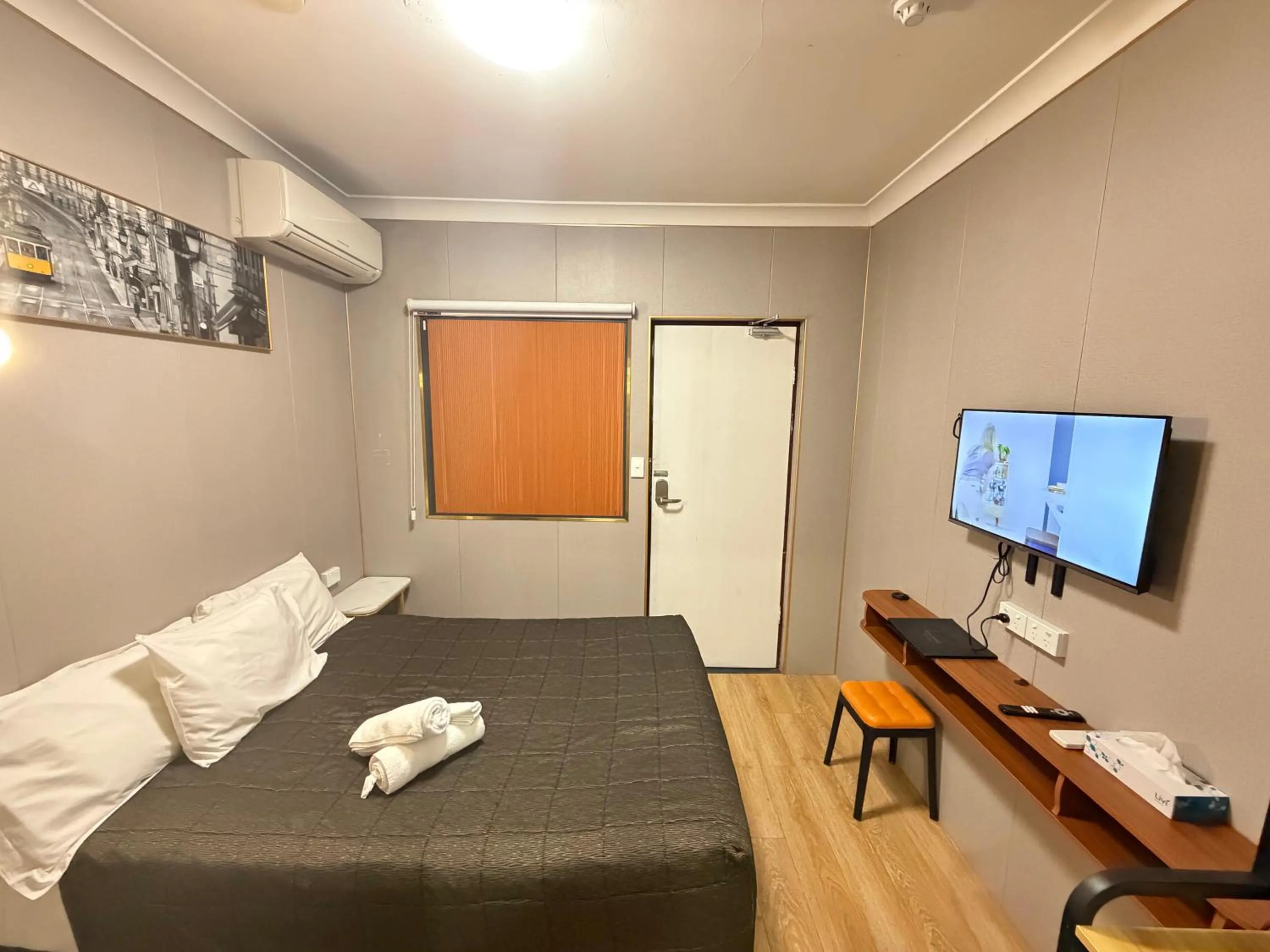 Bed in Alpine Heritage Motel