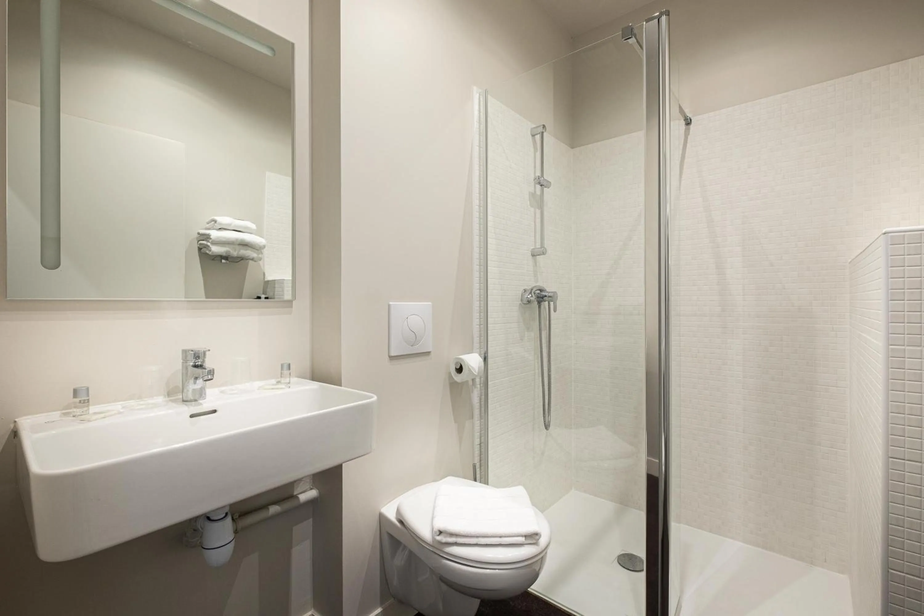 Shower in Hôtel de Paris