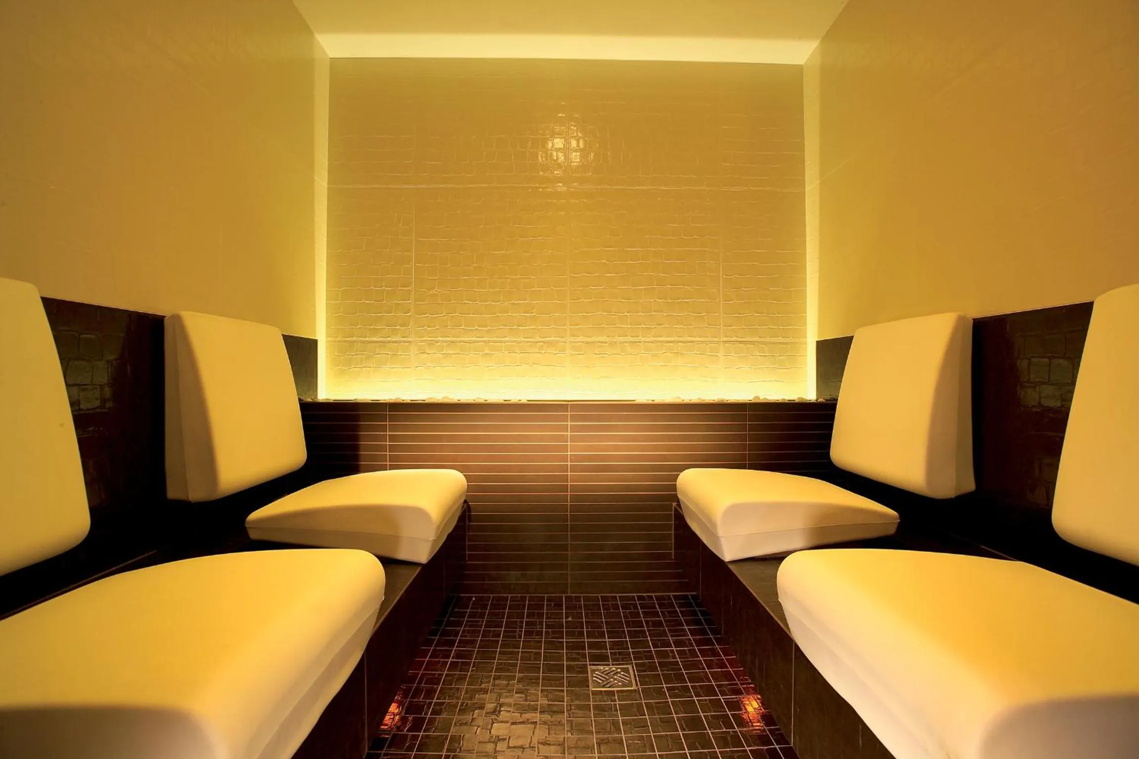 Steam room, Bed in Hotel Armin