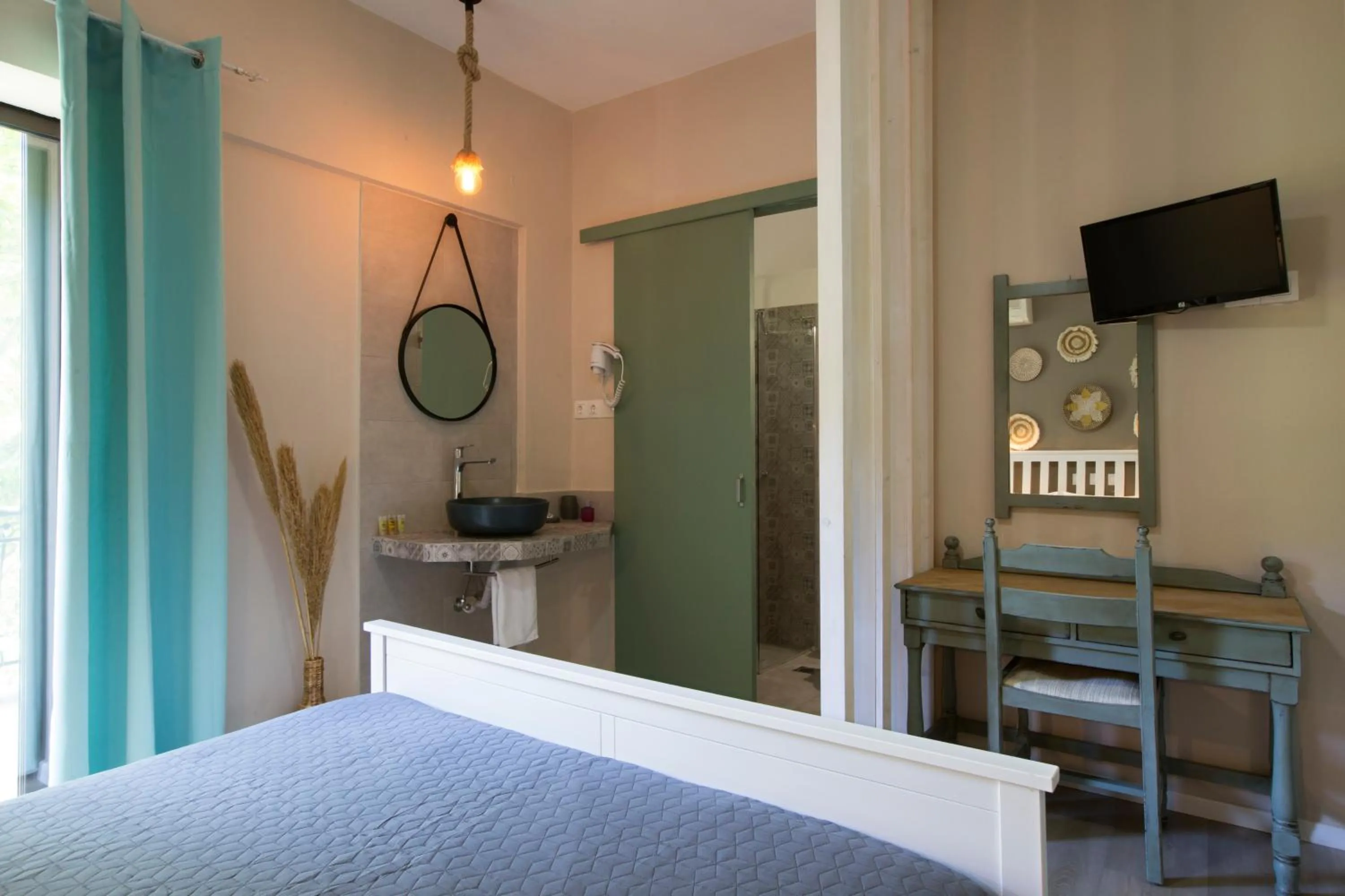 TV and multimedia, Bed in Hotel Kastri