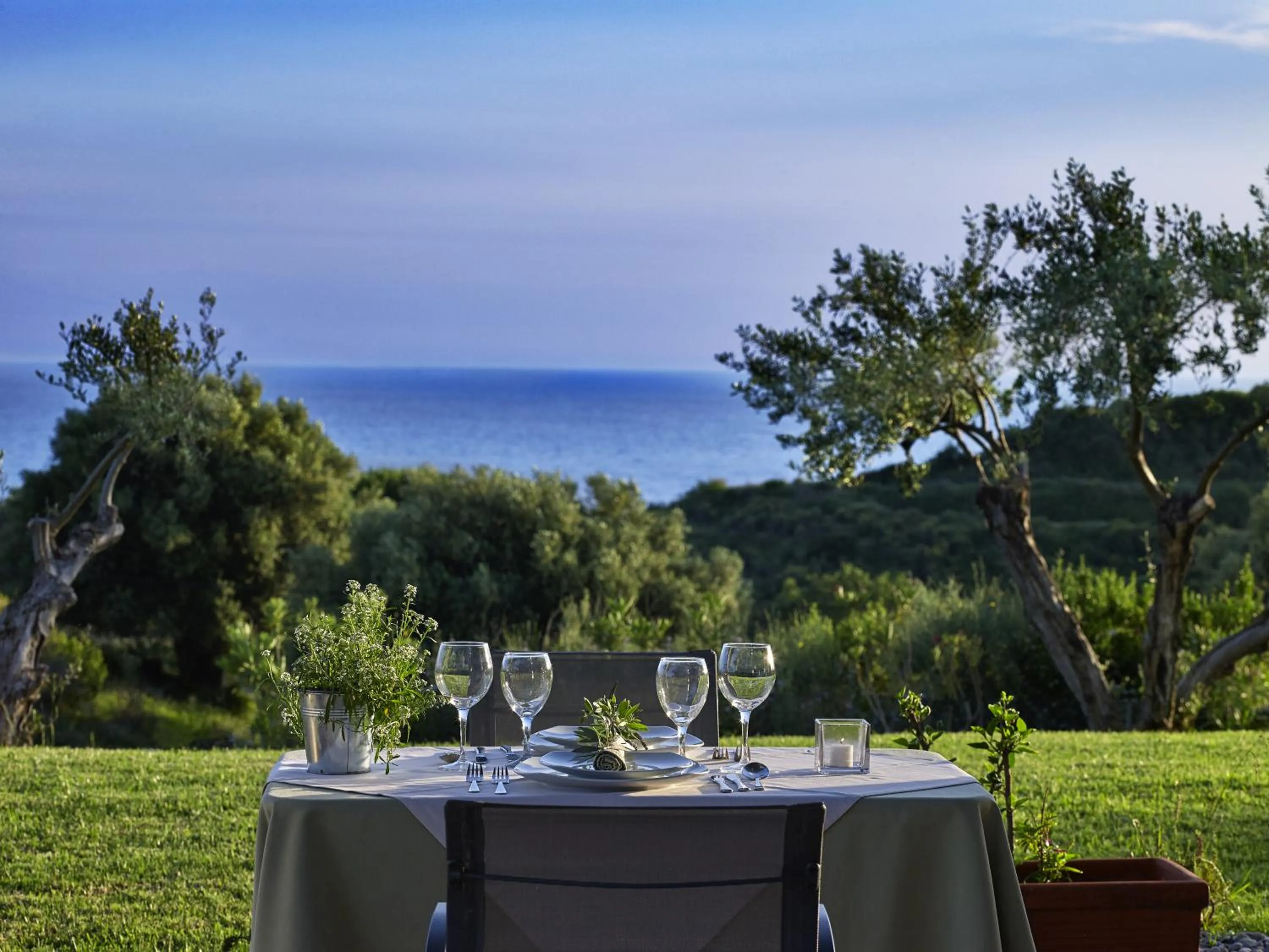 Restaurant/places to eat in Leivatho Hotel