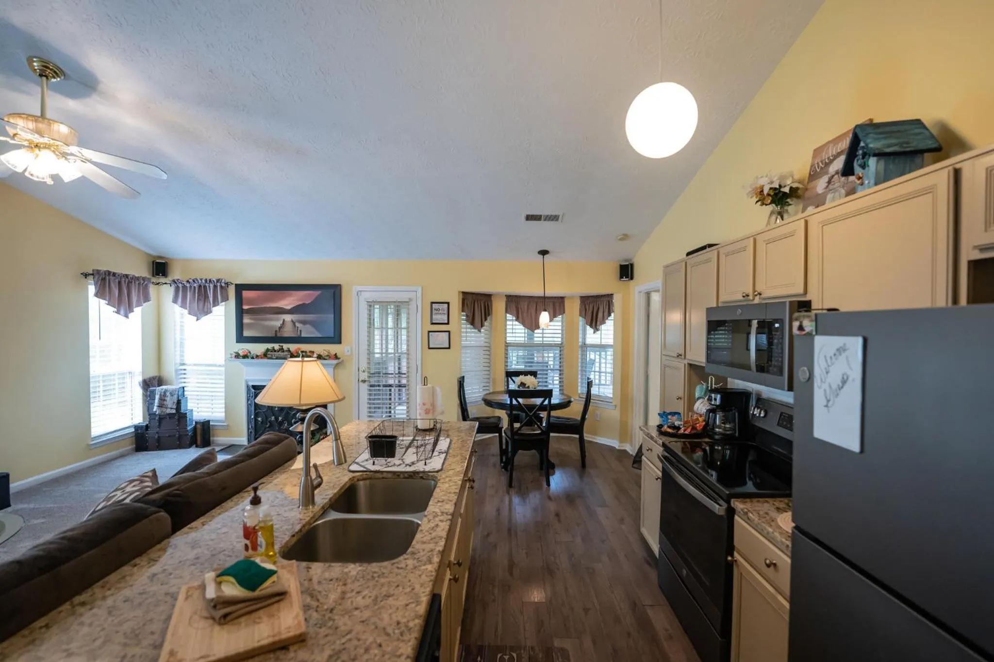 Kitchen or kitchenette in K & C Mountain View Cottage