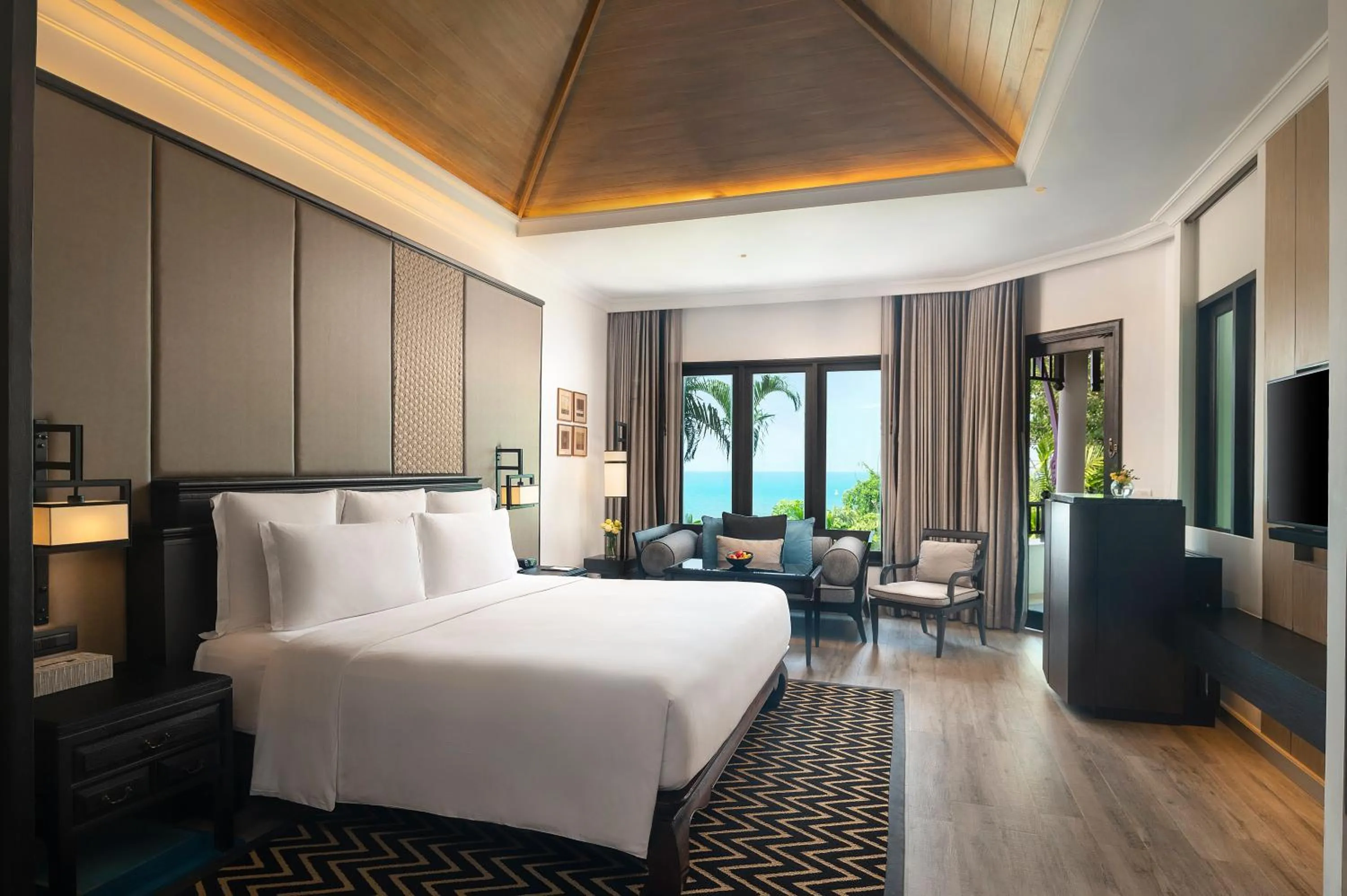 Photo of the whole room, Bed in InterContinental Pattaya Resort by IHG