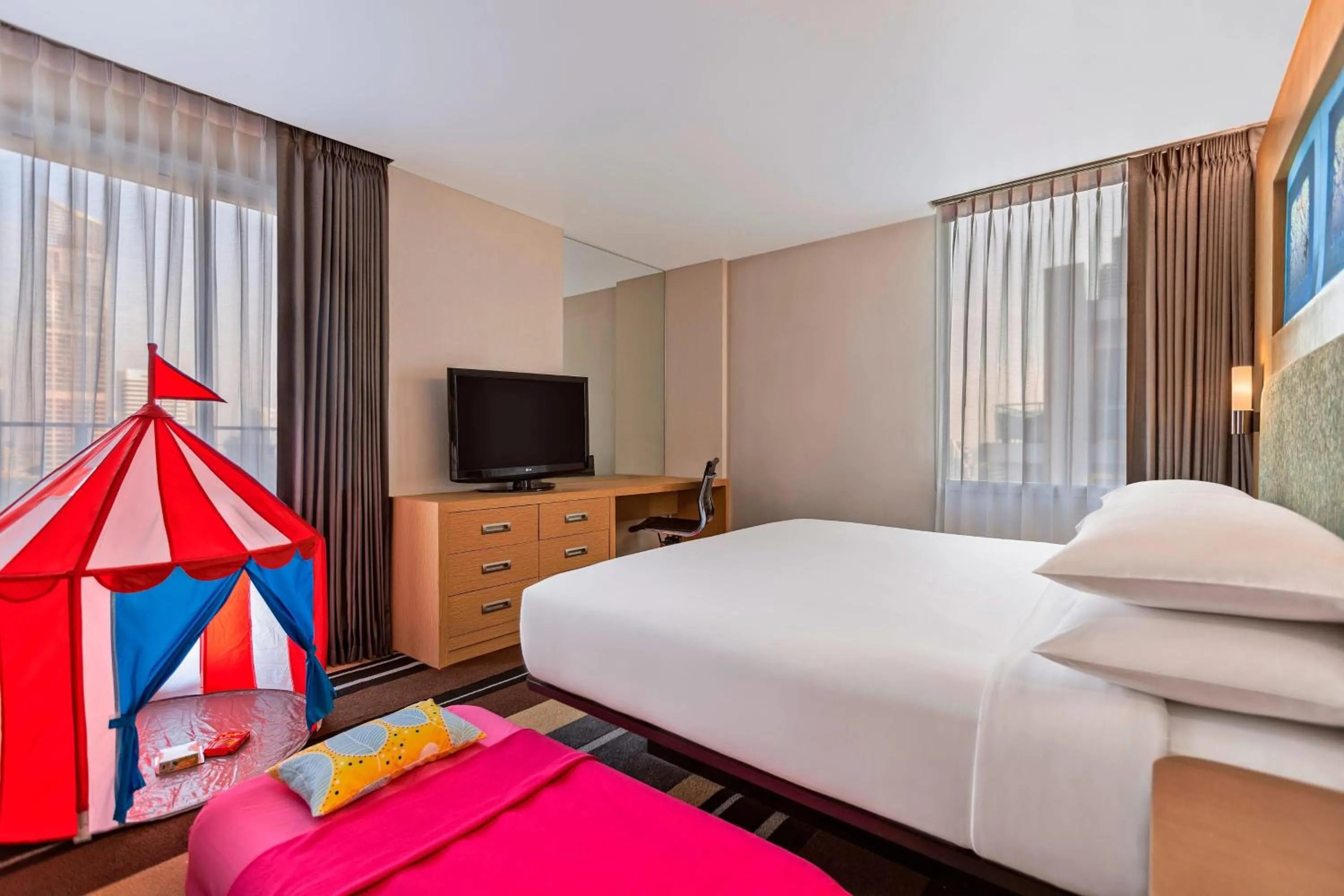Photo of the whole room, Bed in Aloft Bangkok - Sukhumvit 11