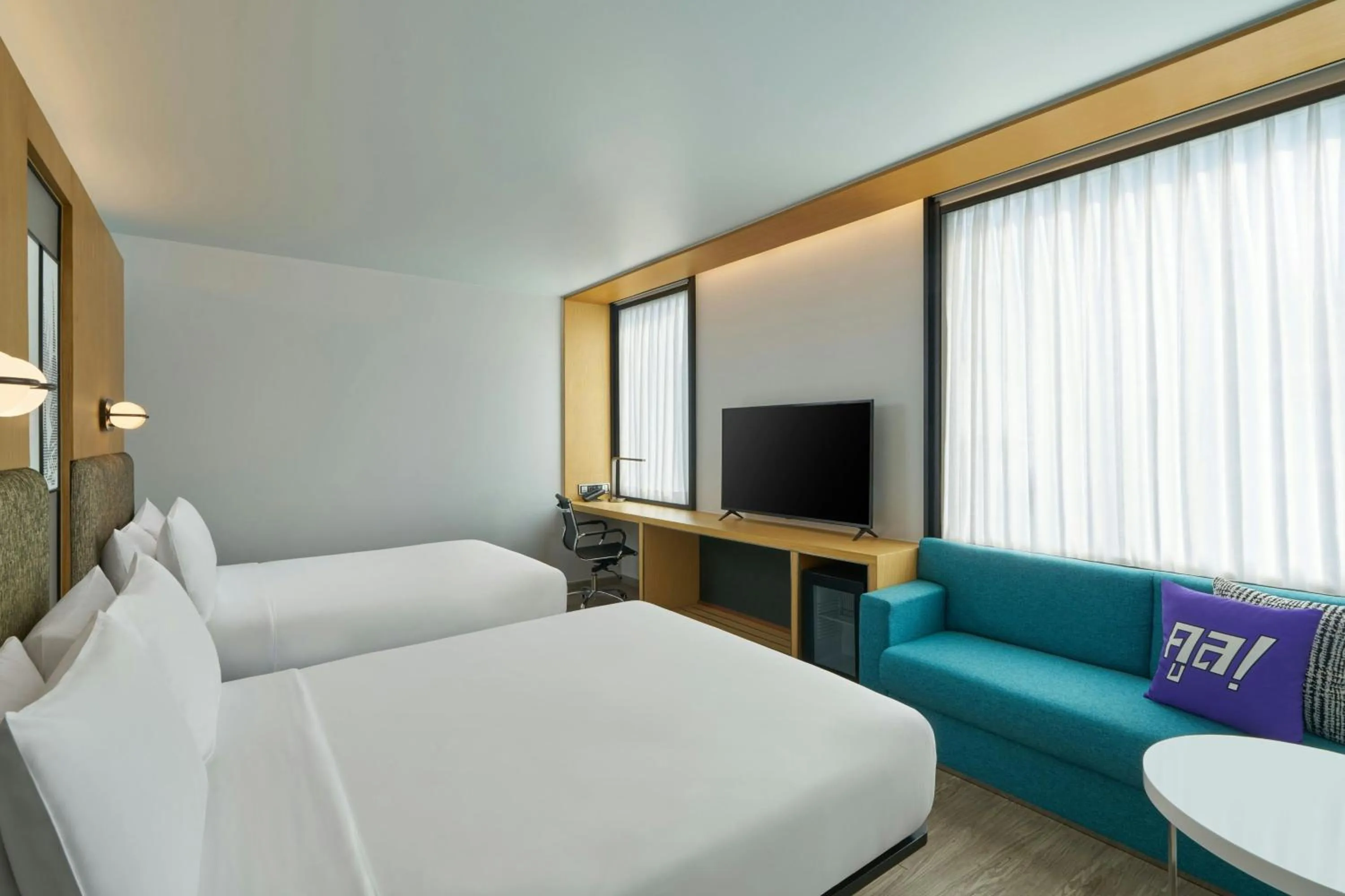 Photo of the whole room, Bed in Aloft Bangkok - Sukhumvit 11