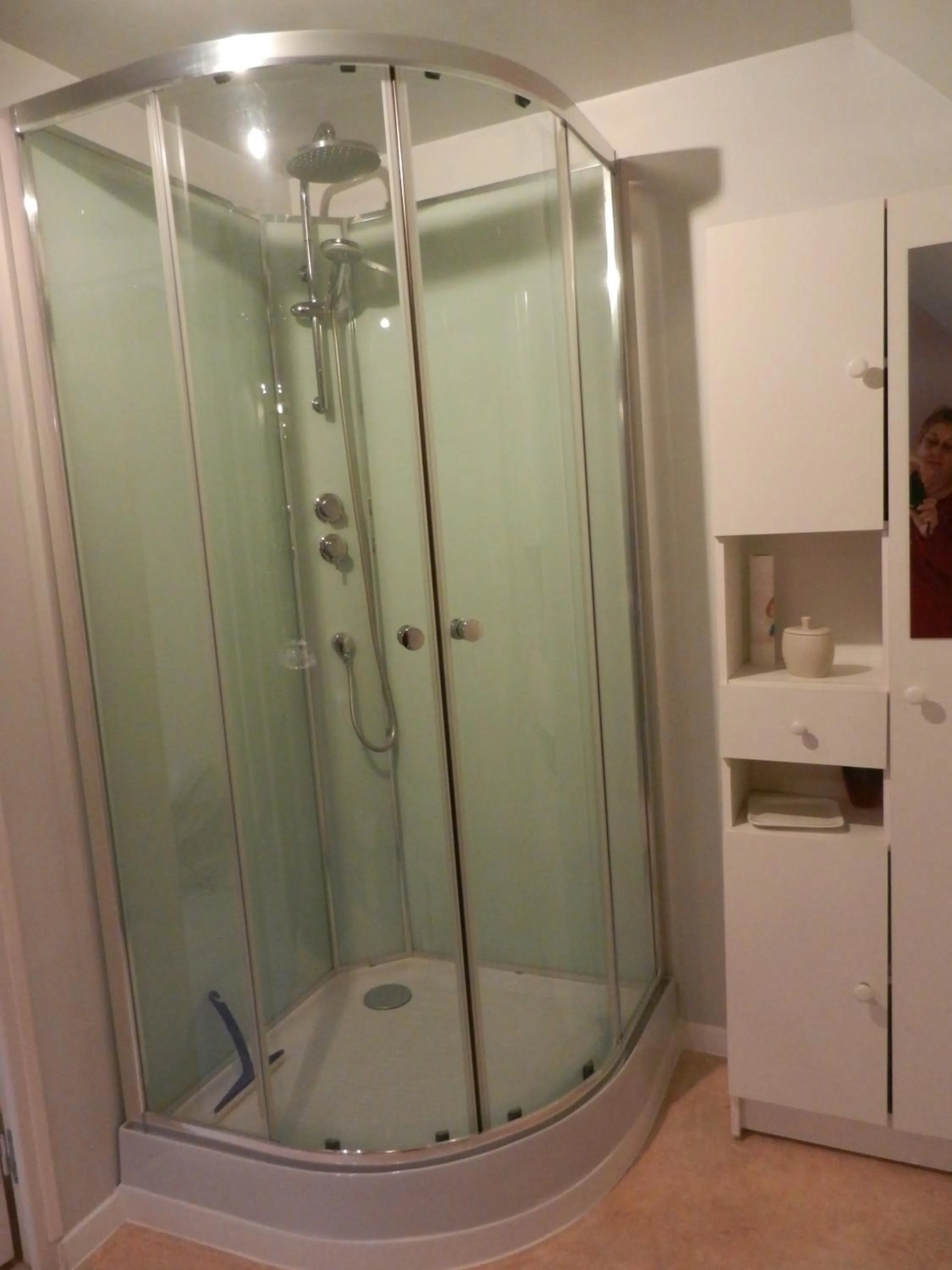 Shower in Le puits de la Montrée