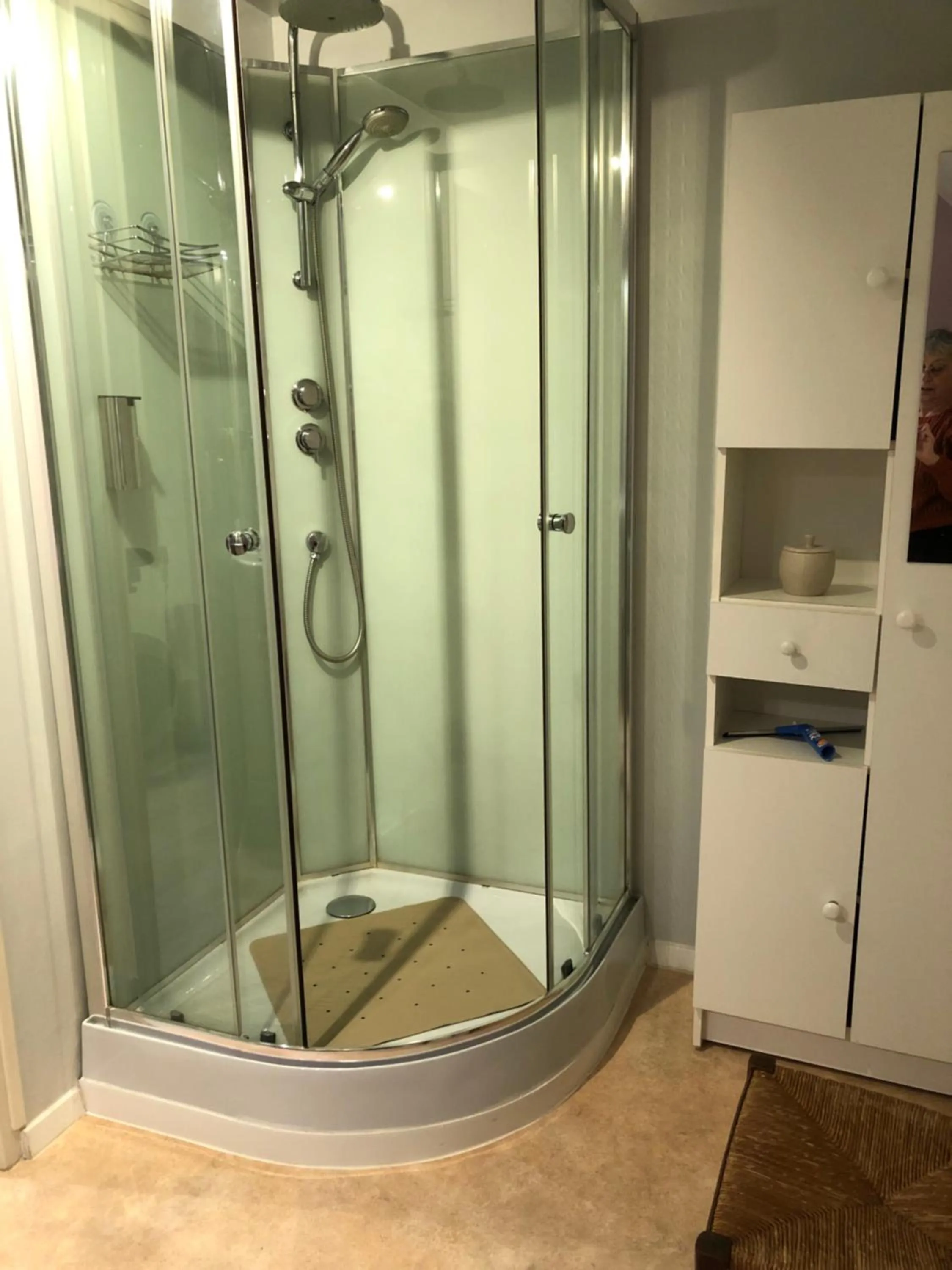 Shower in Le puits de la Montrée