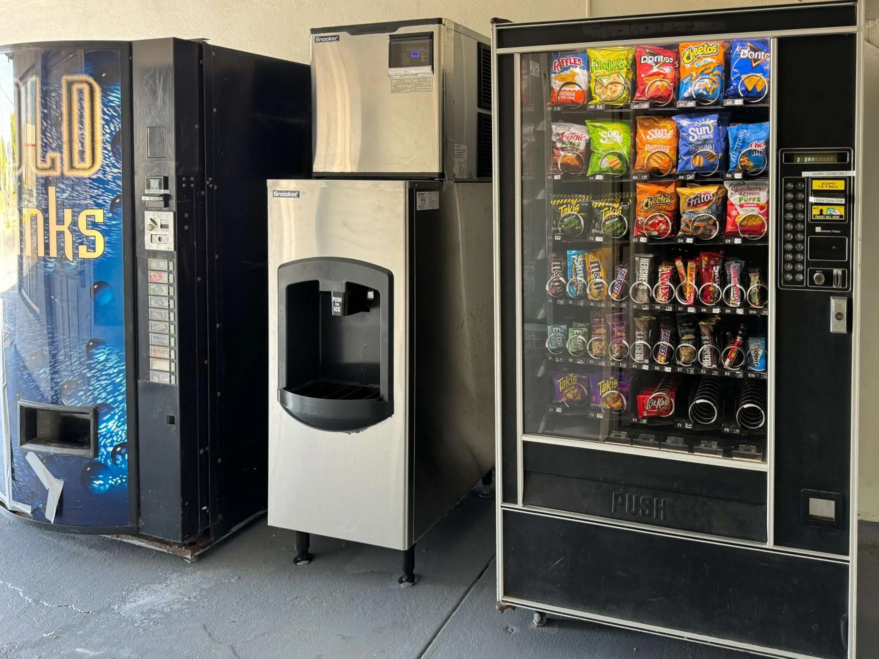 Photo of the whole room in Studio 6-Englewood, FL