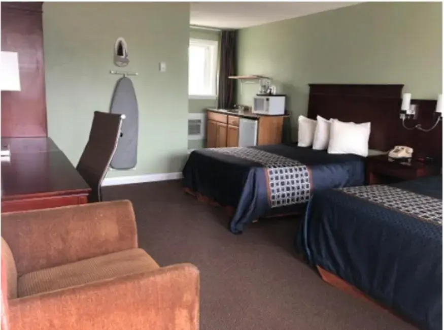 Deluxe Queen Room - single occupancy in Perth Plaza Inn & Suites Deluxe Queen Room - single occupancy in Perth Plaza Inn & Suites