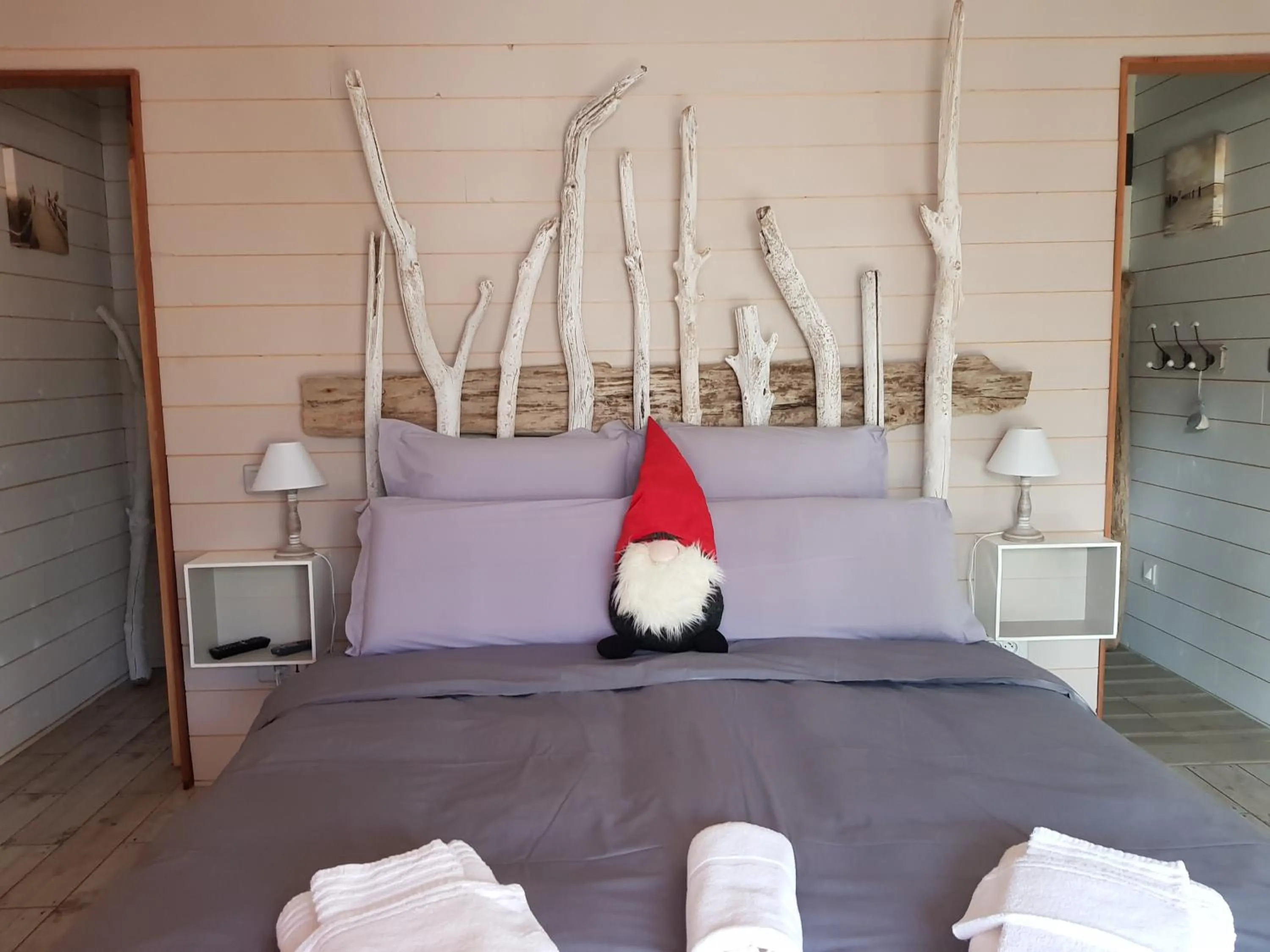 Photo of the whole room, Bed in Au Bois Flotté