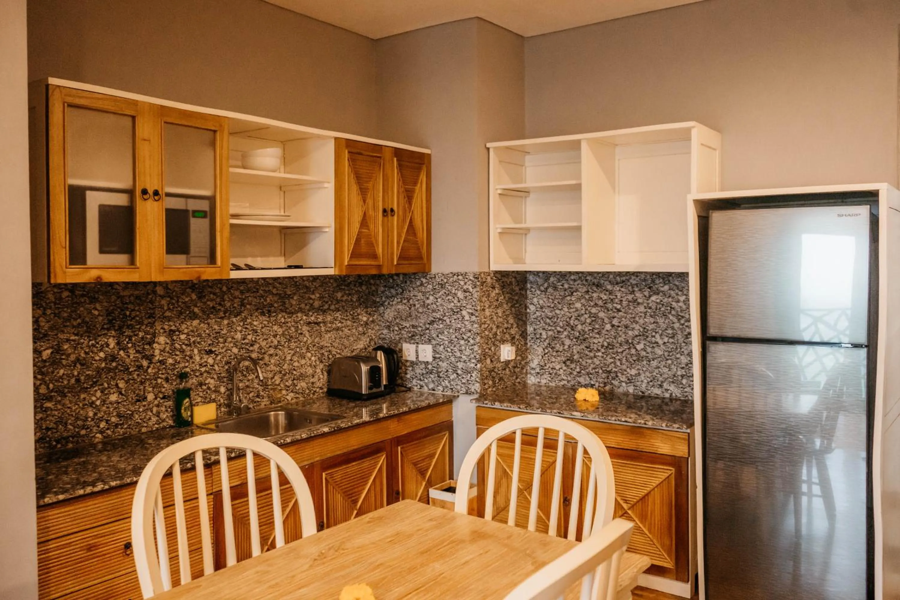 Kitchen or kitchenette in Wadari Retreat Villa Ubud