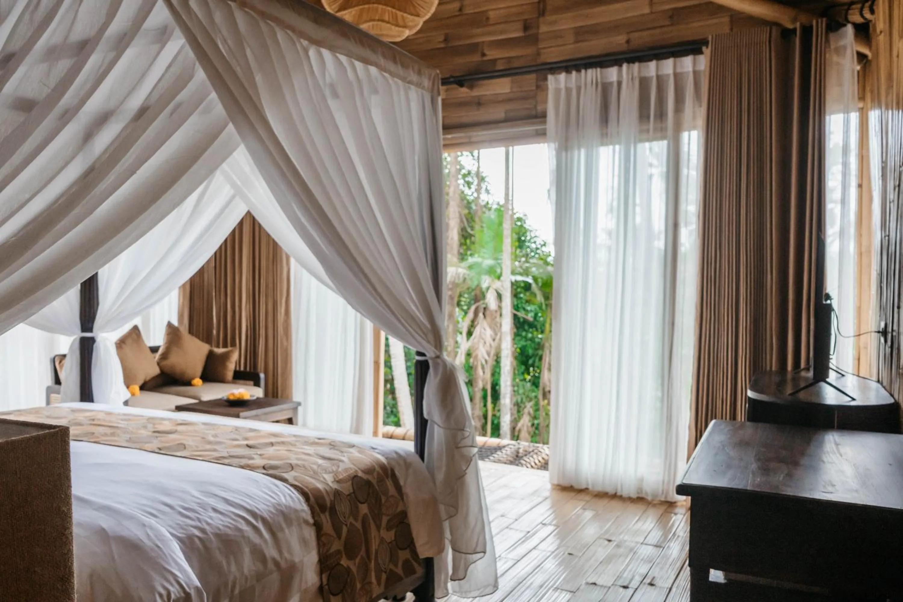 Bed in Wadari Retreat Villa Ubud