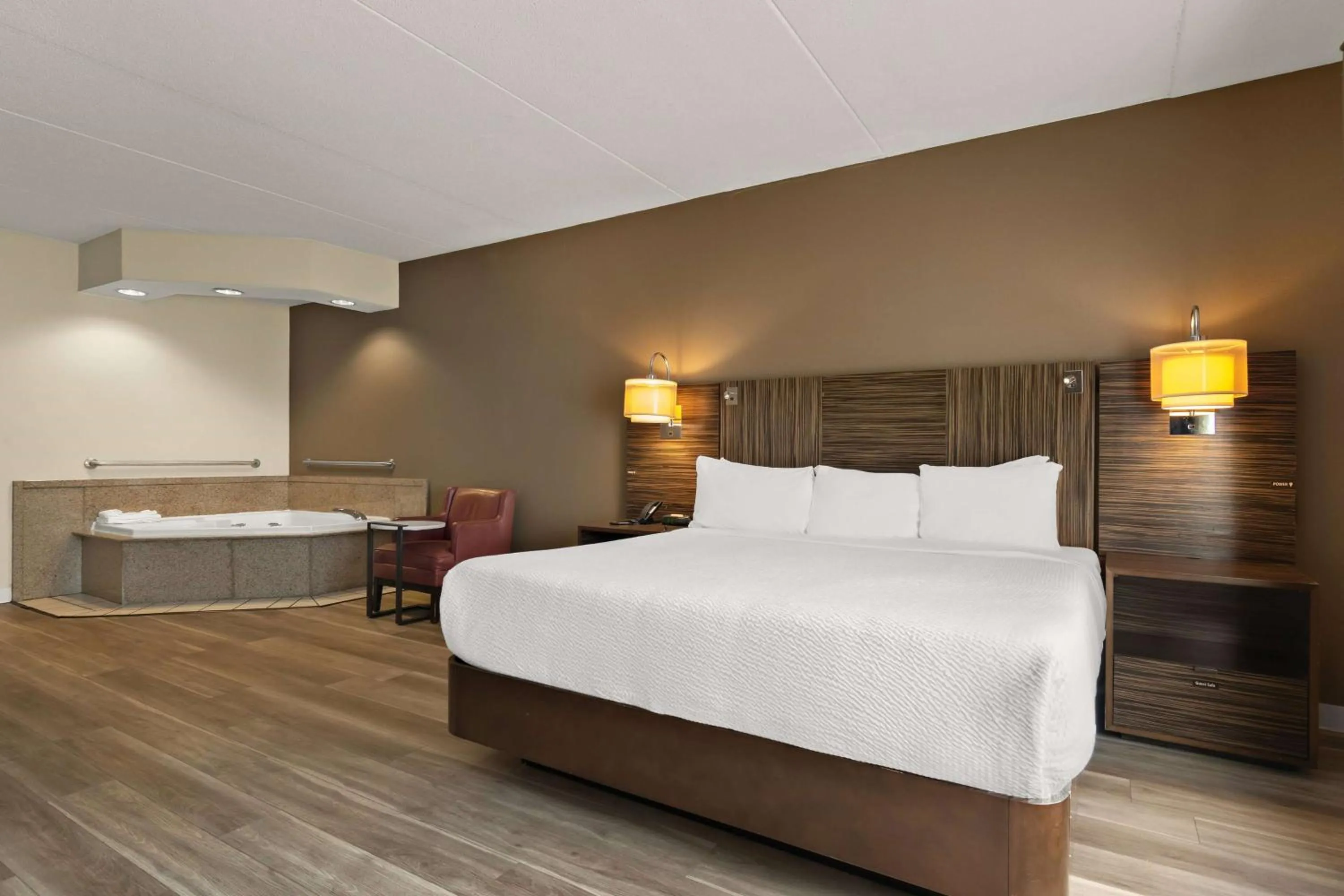 Photo of the whole room, Bed in Ramada by Wyndham Harrisburg/Hershey Area