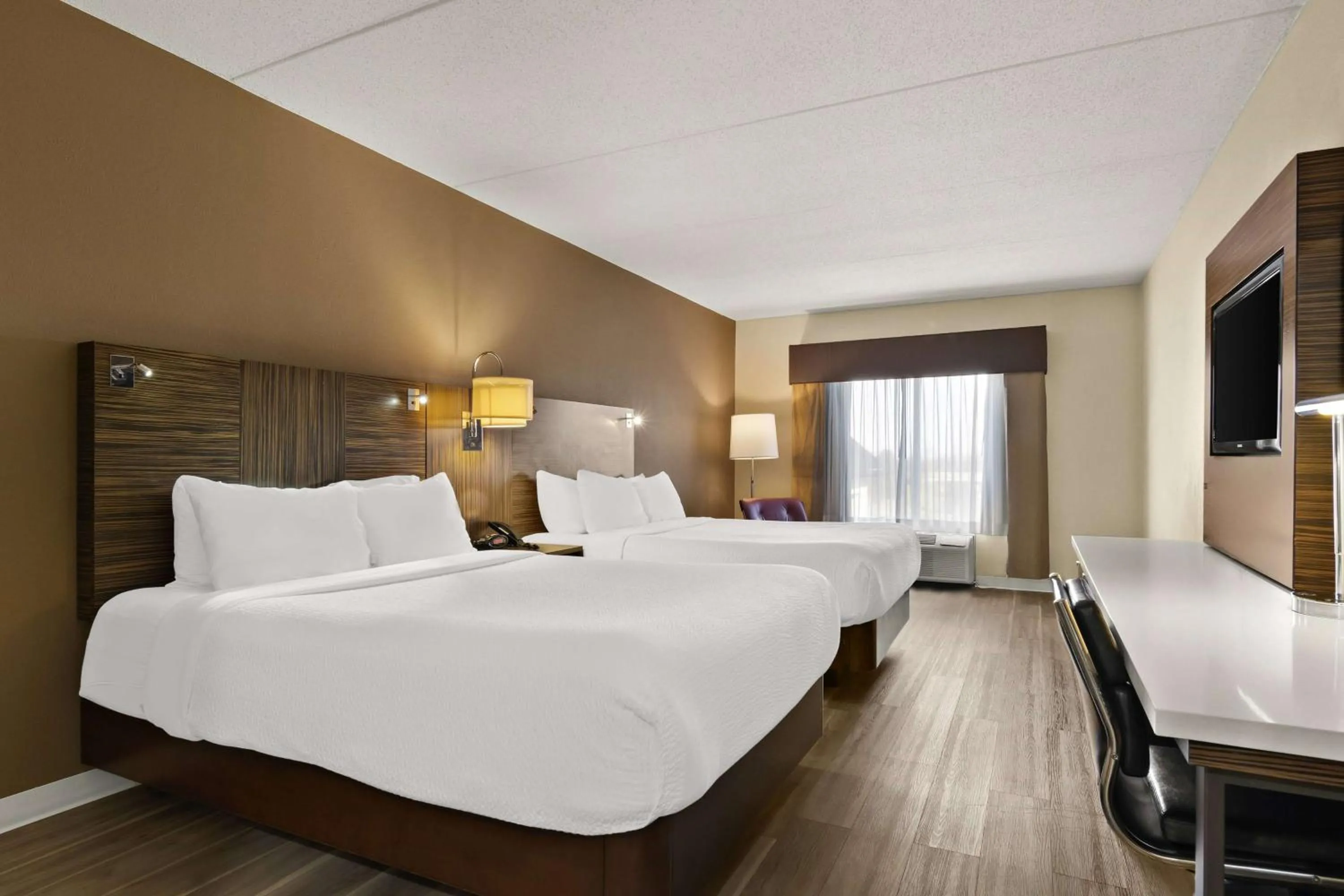 Photo of the whole room, Bed in Ramada by Wyndham Harrisburg/Hershey Area