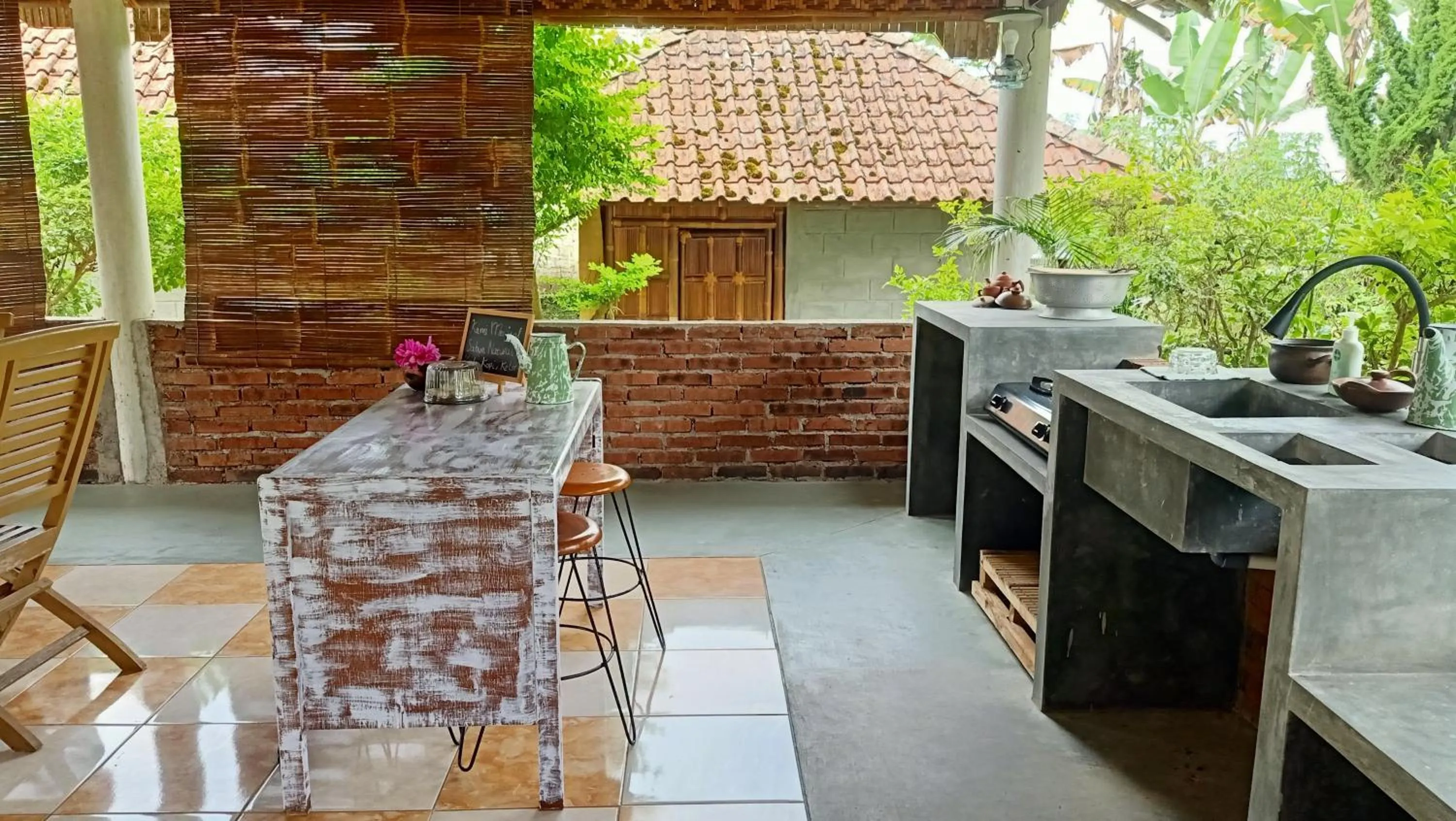 Kitchen or kitchenette in Pondok Bamboo Sendangsari