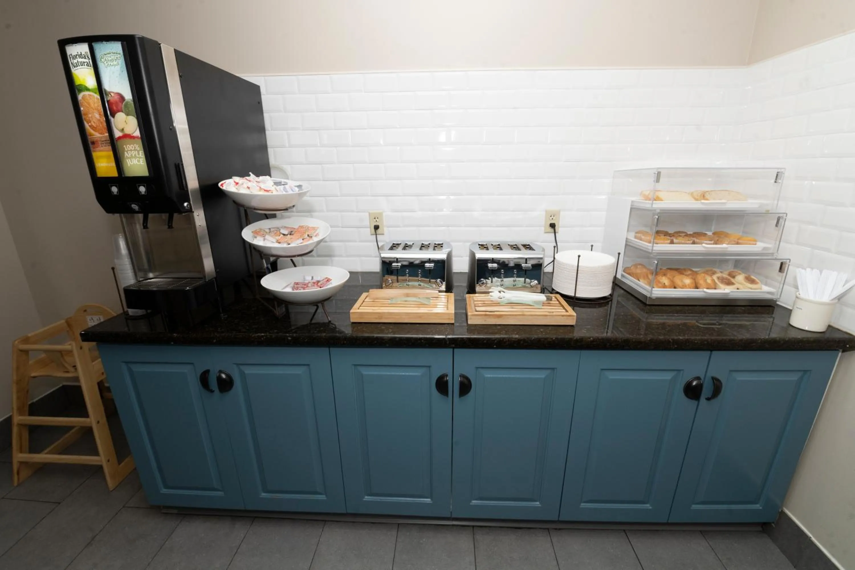 Breakfast in Country Inn & Suites by Radisson, Harrisburg - Hershey West, PA